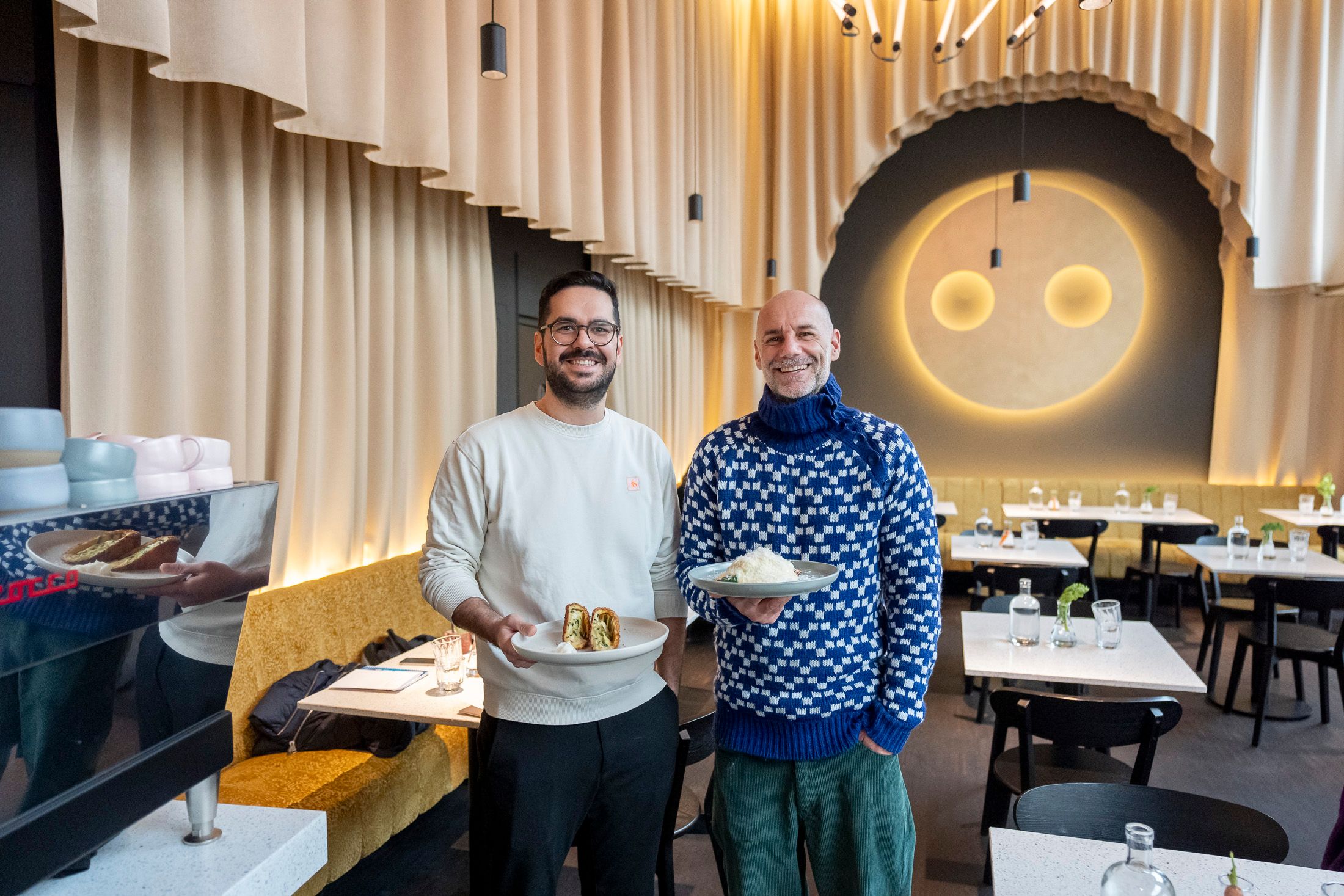 Die Schwein Manager Kourosh und Jan mit den beiden Bestsellern Fried Lasagne und Benni Magic (v.li.)