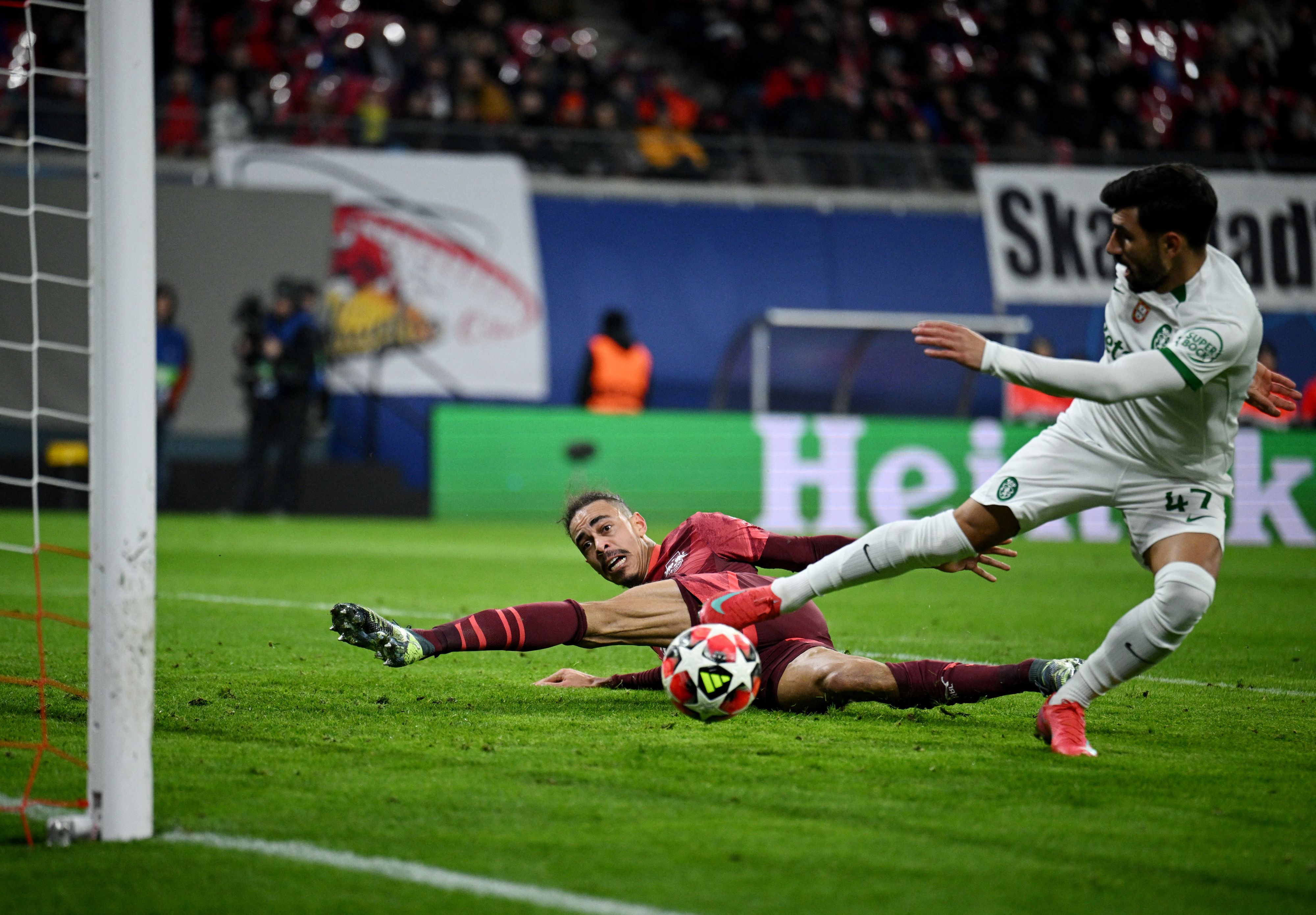 Leipzig-Star Yussuf Poulsen grätscht den Ball über die Linie. 