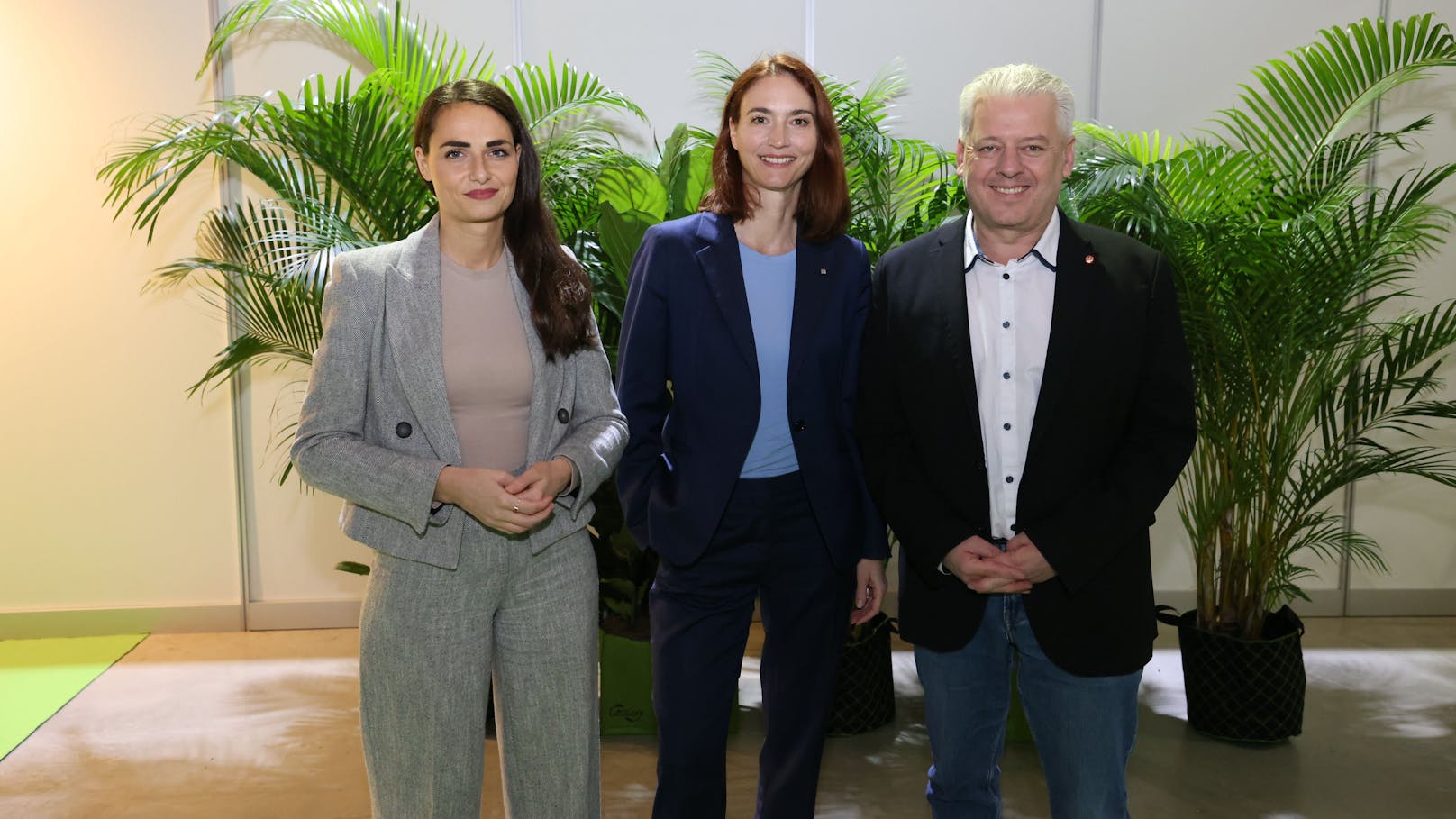 <strong>Barbara Neßler</strong> und <strong>Hans Arsenovic</strong> (beide Grüne) flankieren Krystyna Schreiber, die Delegierte der Regionalregierung von Katalonien in Mitteleuropa