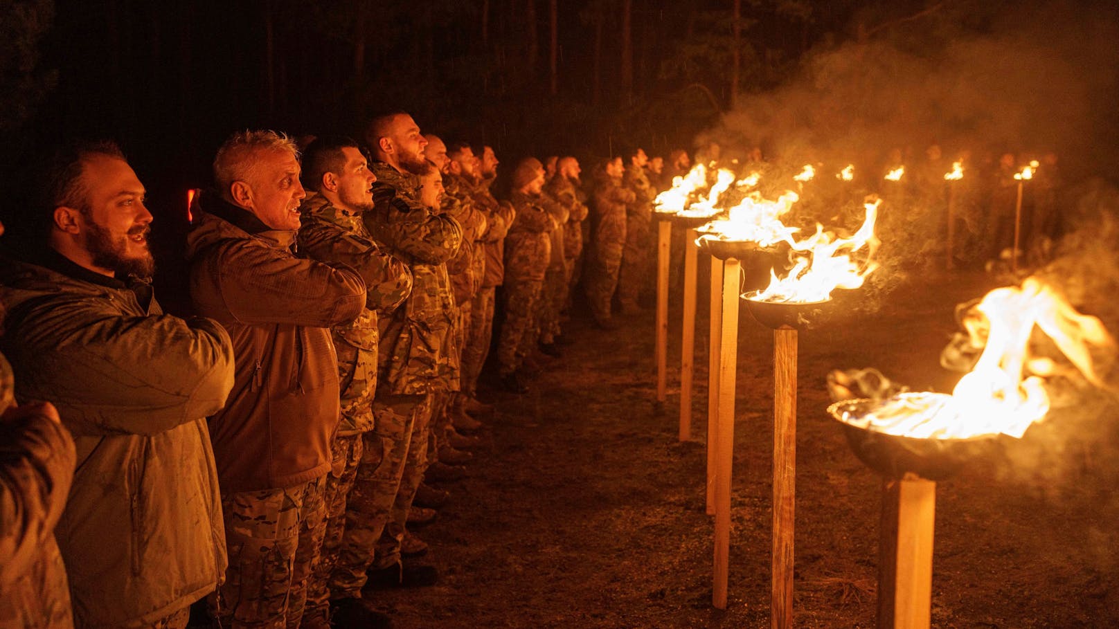 Ukrainische Soldaten während einer Gedenkfeier für ihre gefallenen Kameraden während der Wintersonnenwende 2024 in der Region Charkiw.