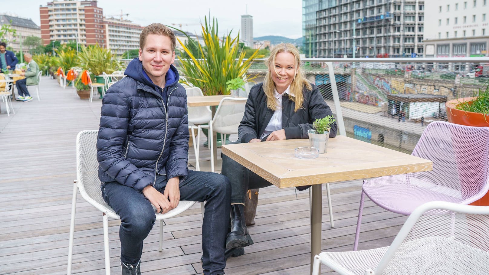 Clemens Trischler fährt entweder mit den Öffis, oder dem E-Auto. Sylvia Graf kauft Milch nur in Glasflaschen.