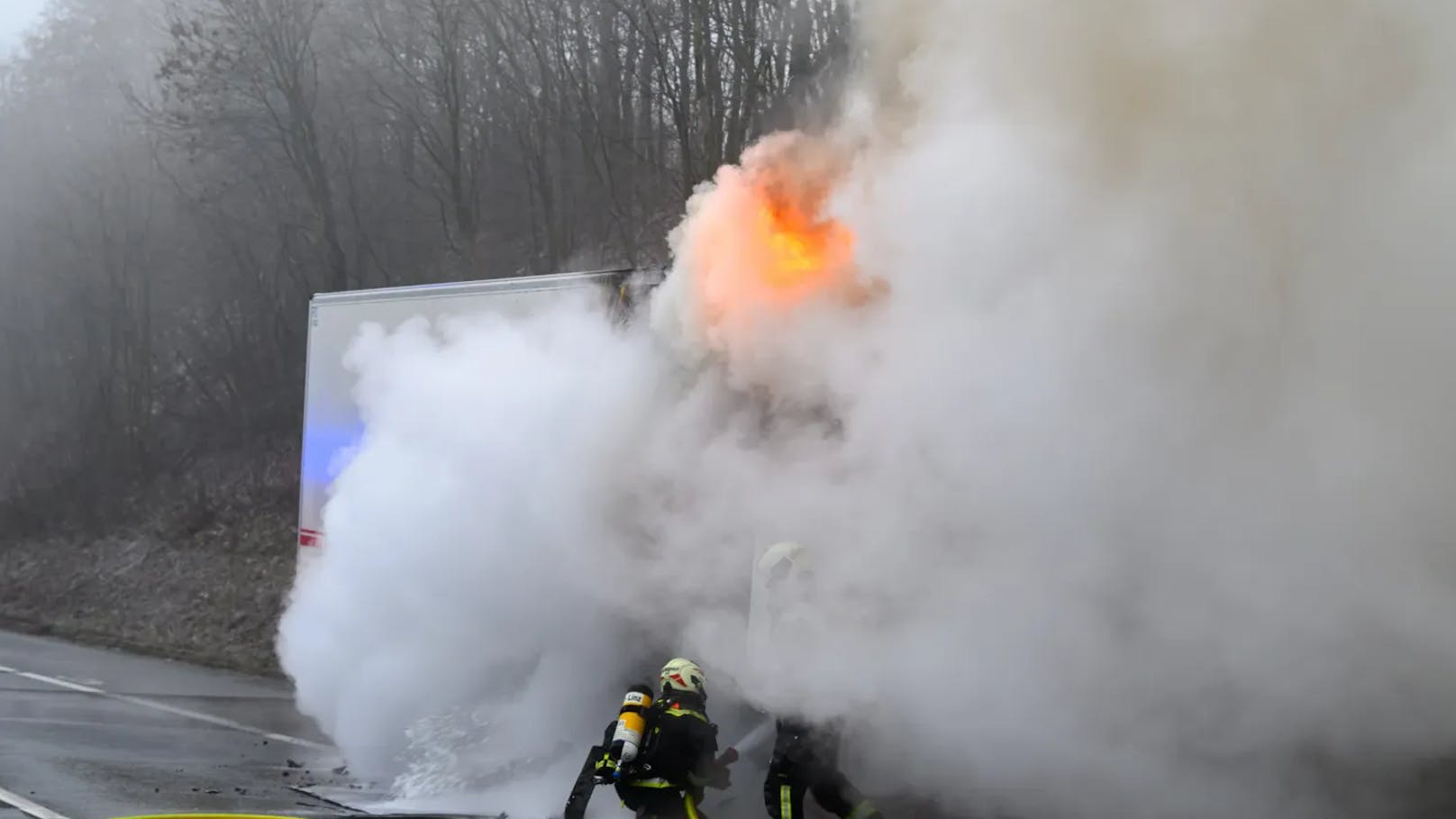 Der Aufleger des Schwerfahrzeugs ging in Flammen auf.