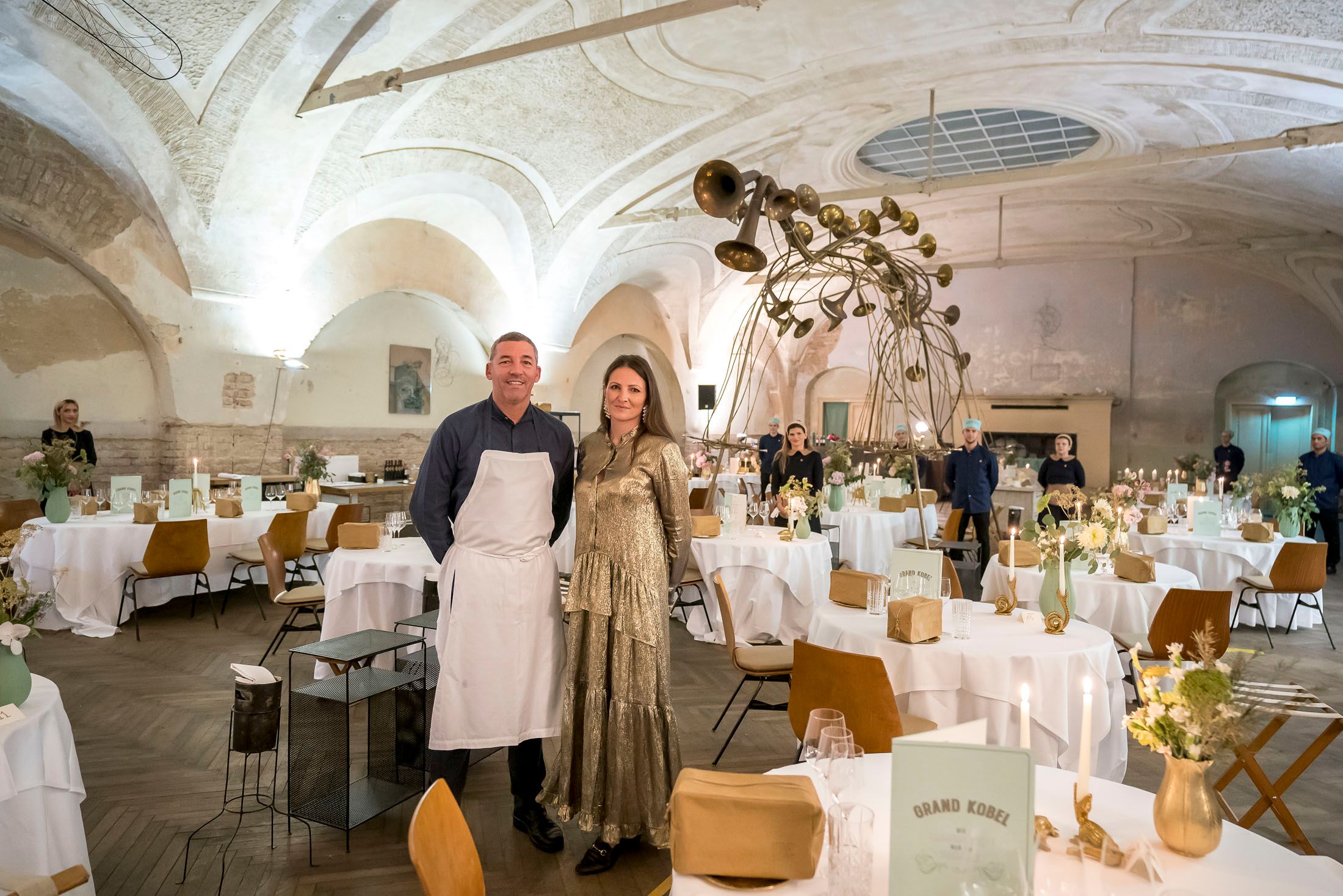 Alain Weissgerber (hier mit seiner Frau Barbara Eselböck) hilft in der Show 