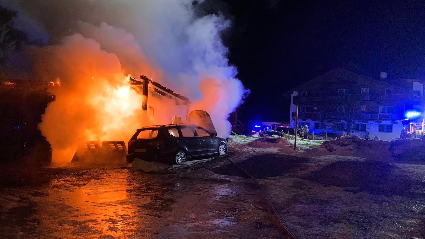 Großeinsatz in Sölden! Gebäude geht in Flammen auf