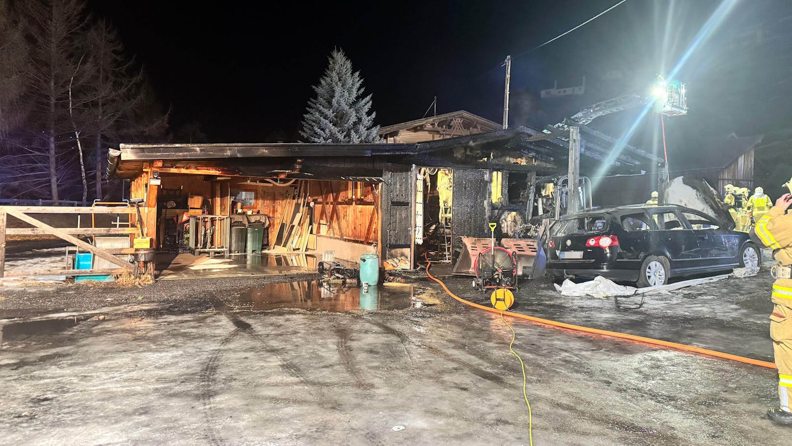 Unter schwerem Atemschutz bekämpften die Mitglieder der Feuerwehren Sölden den Gebäudebrand.