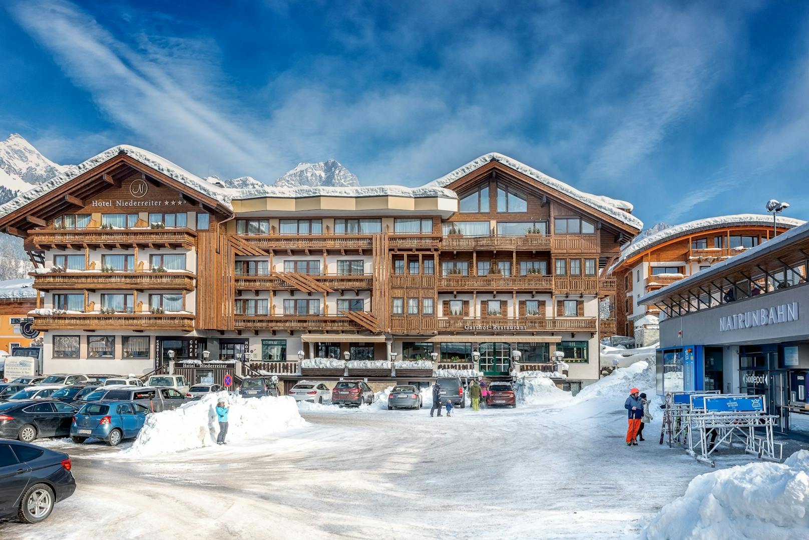 Im Skigebiet Maria Alm am Fuße des Hochkönigs befindet sich das Ski-In/Ski-Out-Hotel Niederreiter. Von dem 3-Sterne Superior Haus geht es direkt in die Natrunbahn und auf die Pisten des Hochkönigs.