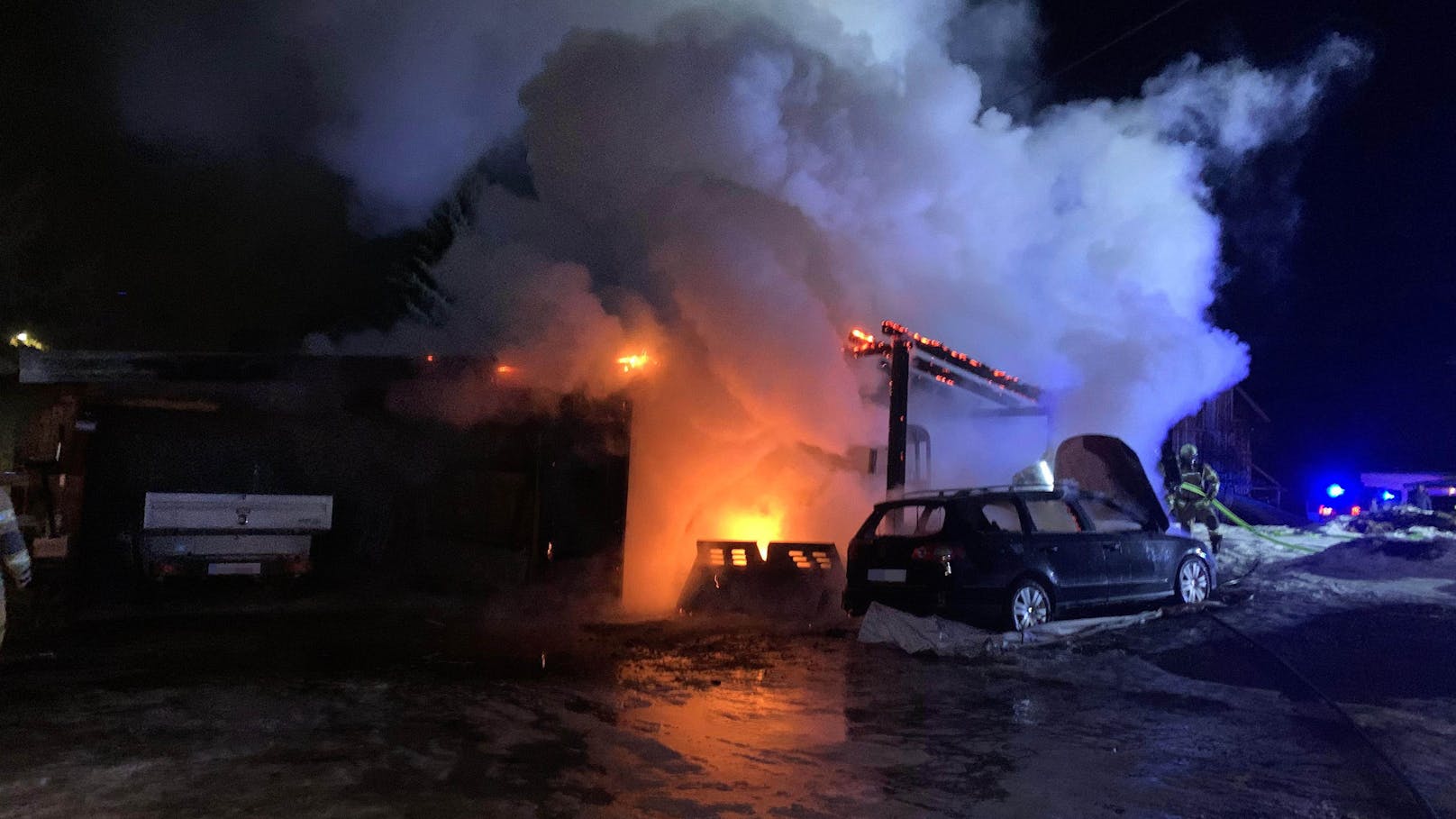 Gegen 4.25 Uhr wurde die Freiwillige Feuerwehr SÖLDEN zum Vollbrand eines Holzgebäudes alarmiert.