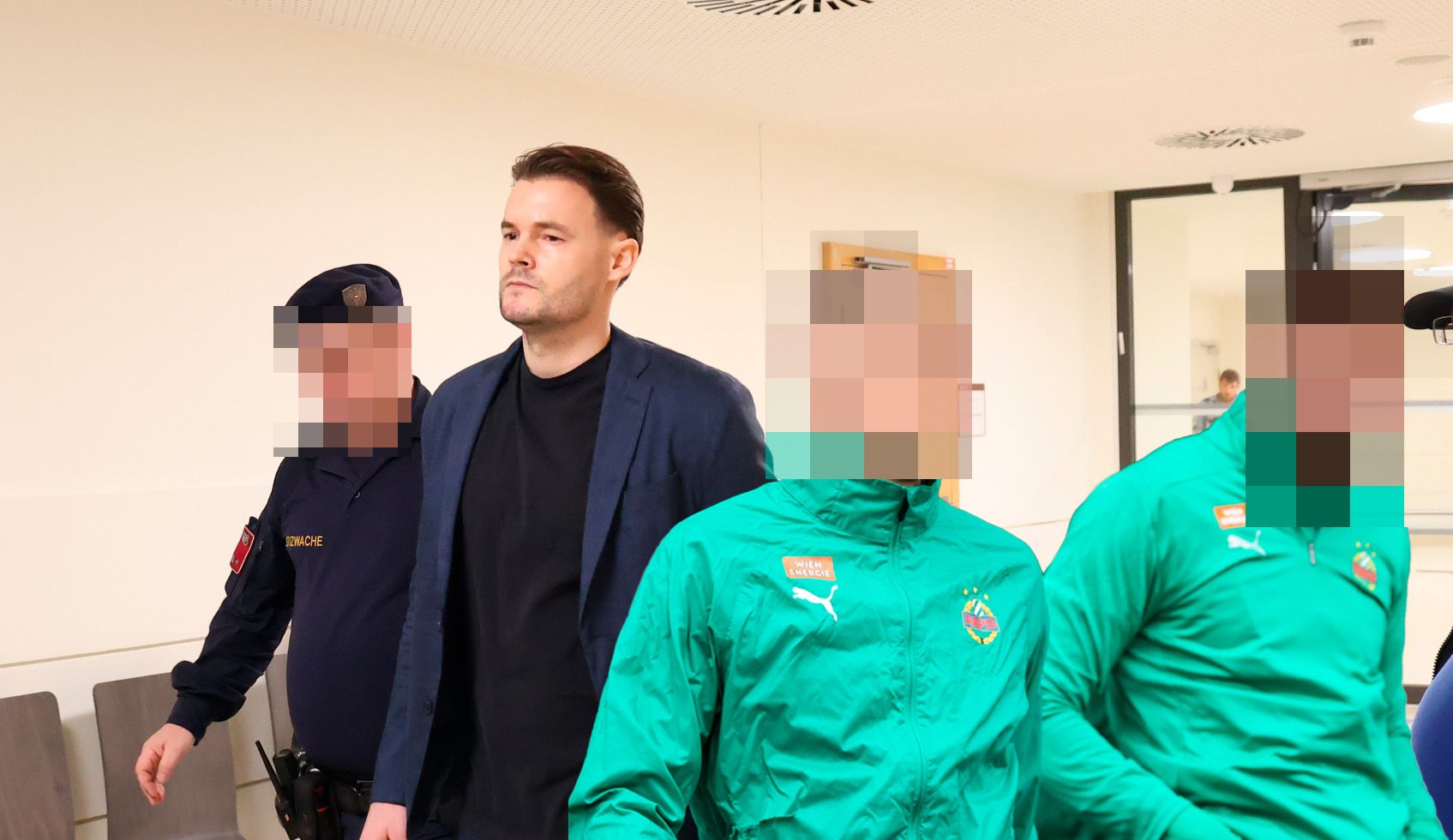 Unter den Opfern von Ex-Kicker Stefan Stangl (l.) befanden sich auch zwei Rapid-Stars (r. Symbol).