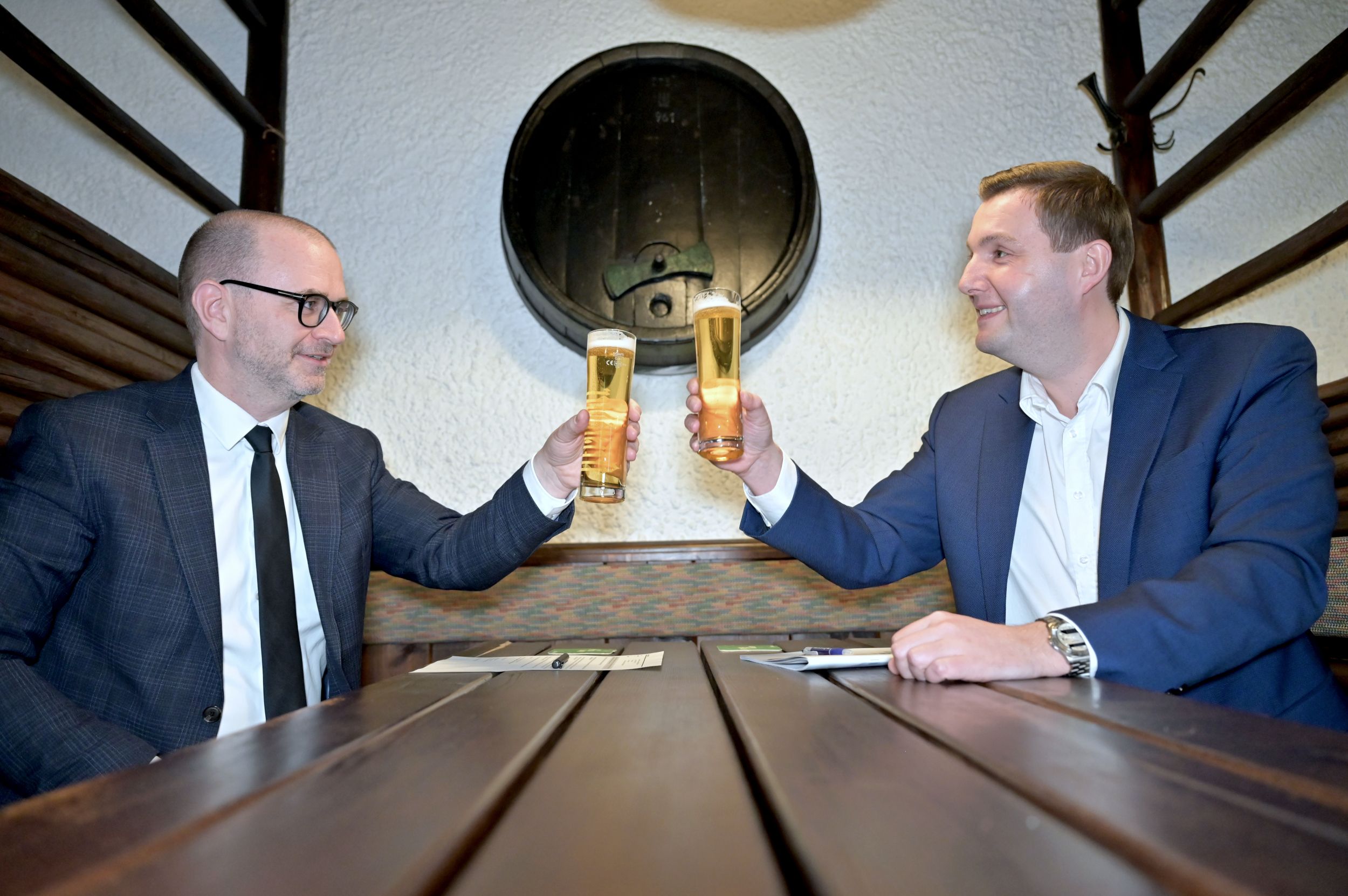 SPÖ-Kandidat Dietmar Prammer (li.) und Michael Raml von der FPÖ beim Heurigen-Talk.