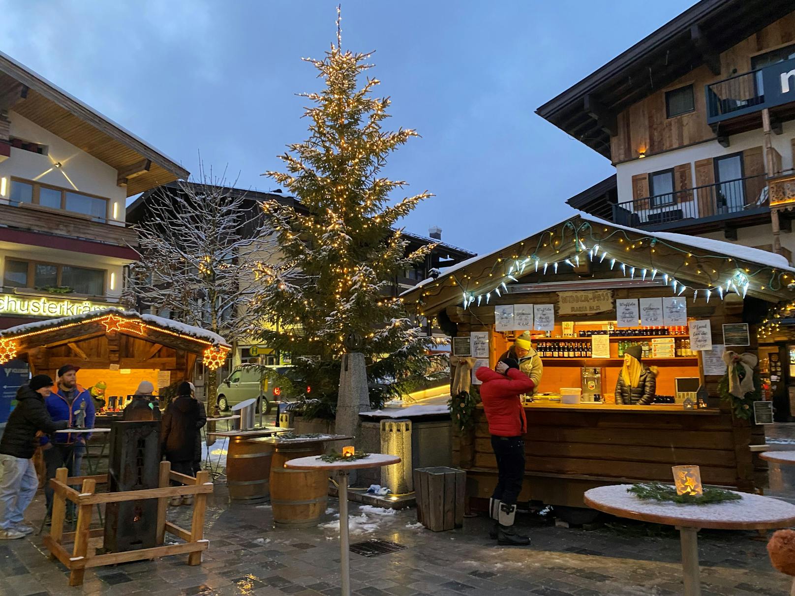 An den Wochenenden in der Vorweihnachtszeit steht am Dorfplatz ein kleiner Weihnachtsmarkt, der mehr als nur Glühwein zu bieten hat.