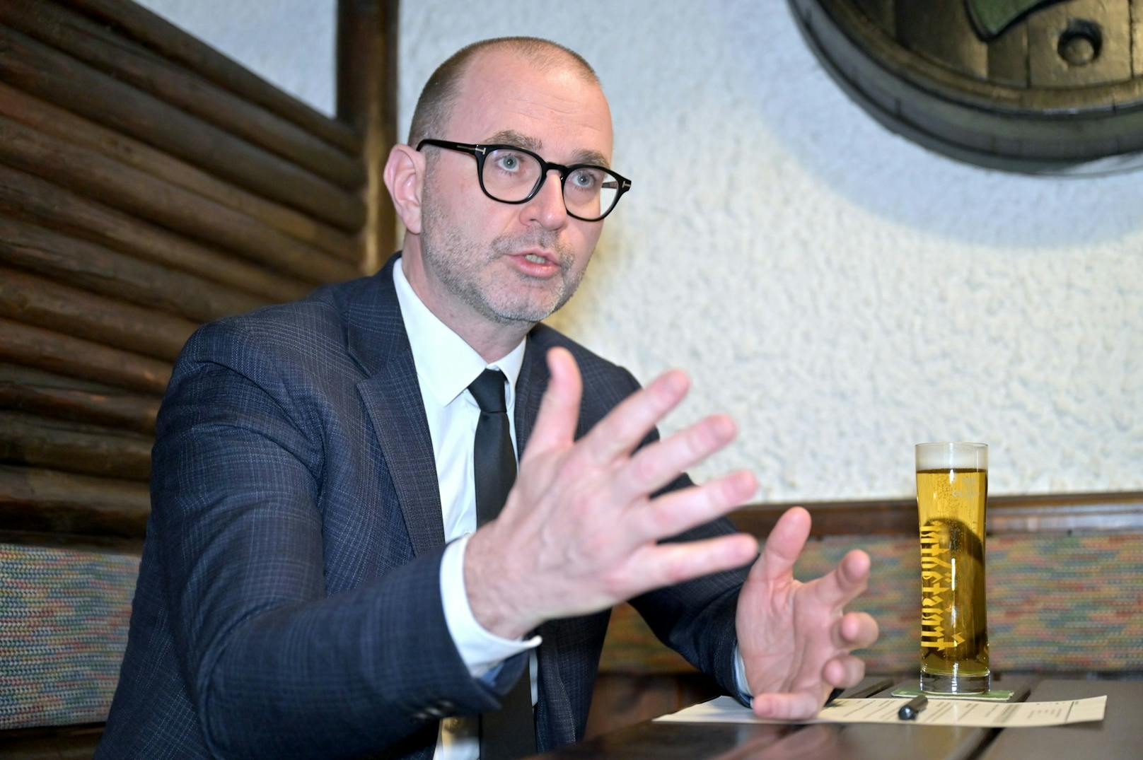 SPÖ-Kandidat Dietmar Prammer und Michael Raml von der FPÖ beim Linzer Heurigen. 