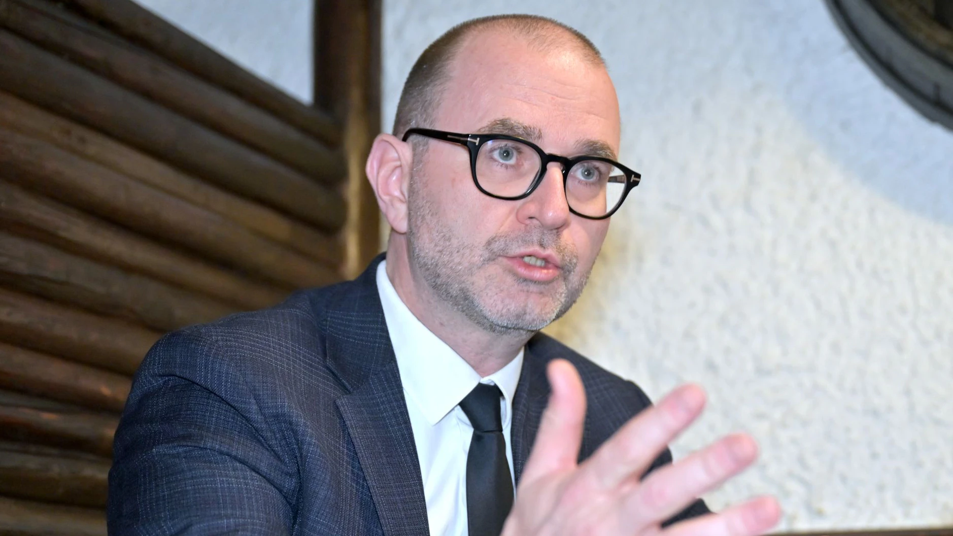 SPÖ-Kandidat Dietmar Prammer und Michael Raml von der FPÖ beim Linzer Heurigen. 