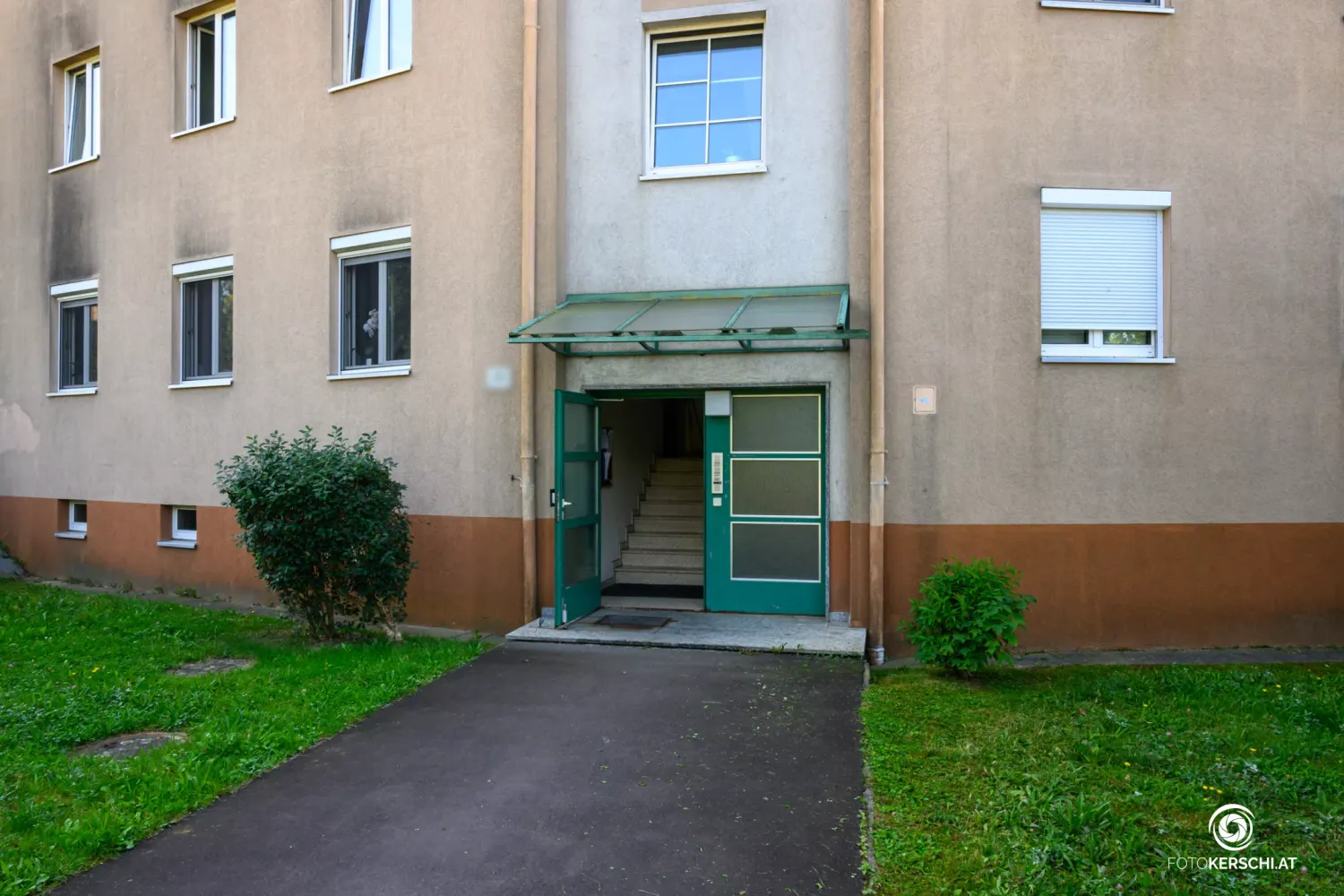 Das Opfer (22) konnte sich schwer verletzt in ein nahegelegenes Stiegenhaus retten.