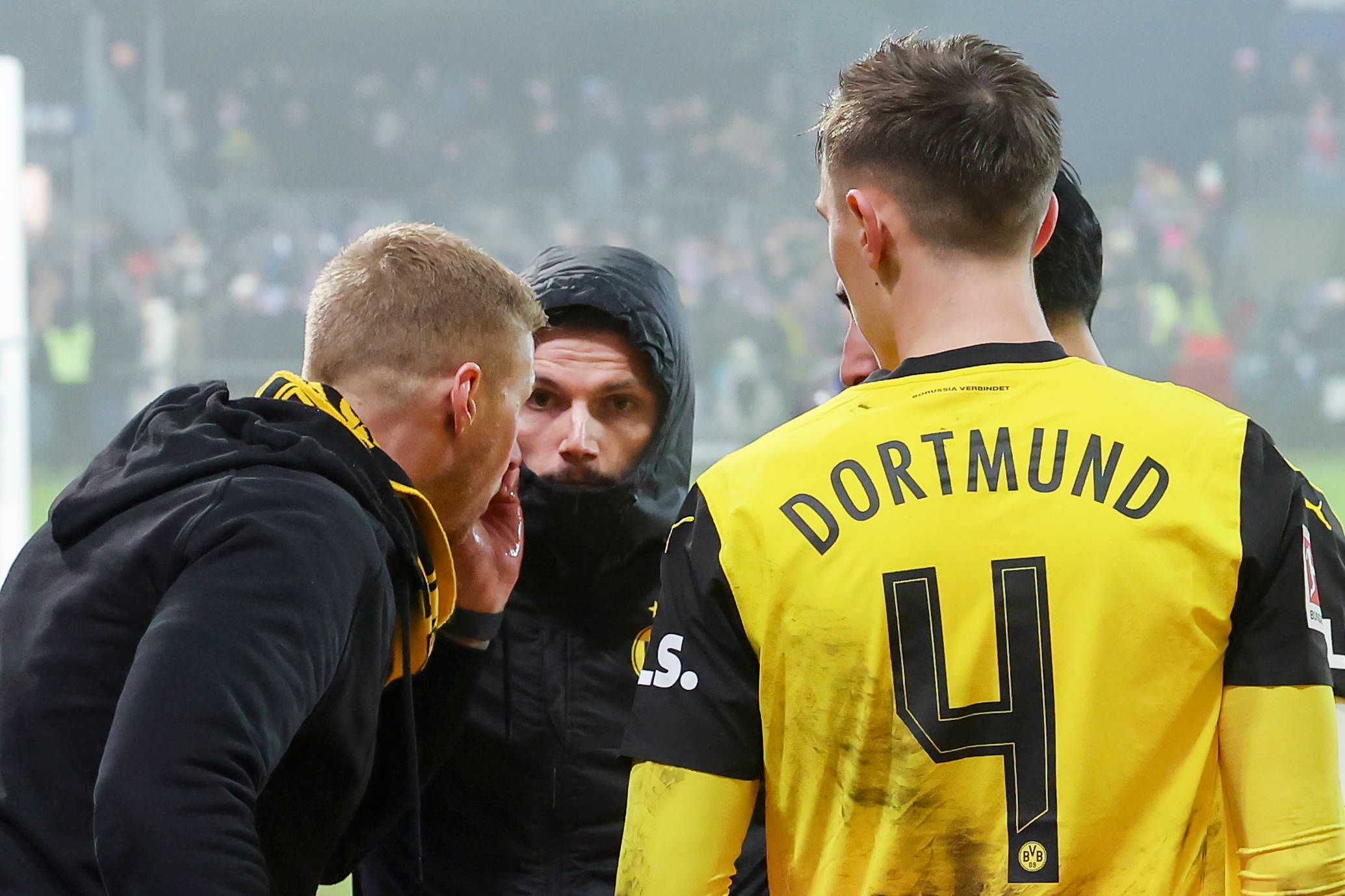 Ein Vertreter der Dortmund-Ultras stellte Marcel Sabitzer (Mitte) und seine Kollegen nach der Niederlage in Kiel zur Rede.