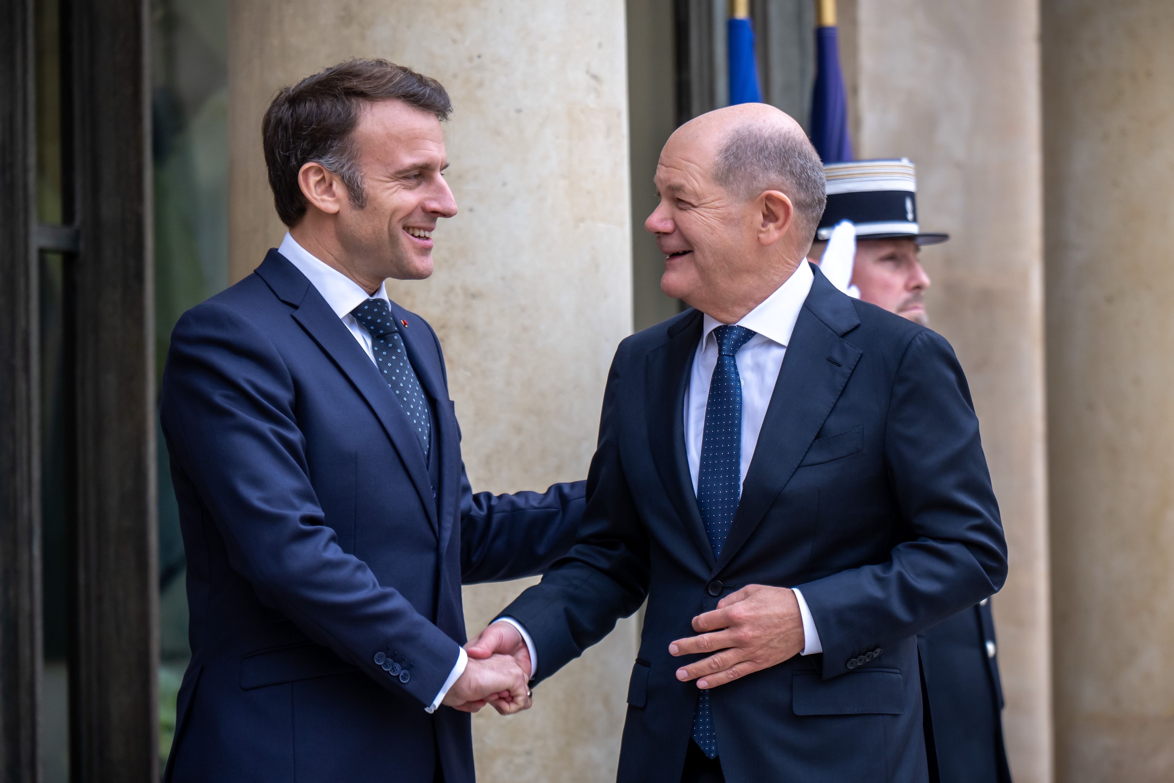 Der deutsche Bundeskanzler Olaf Scholz zu Besuch bei Frankreichs Präsident Emmanuel Macron.