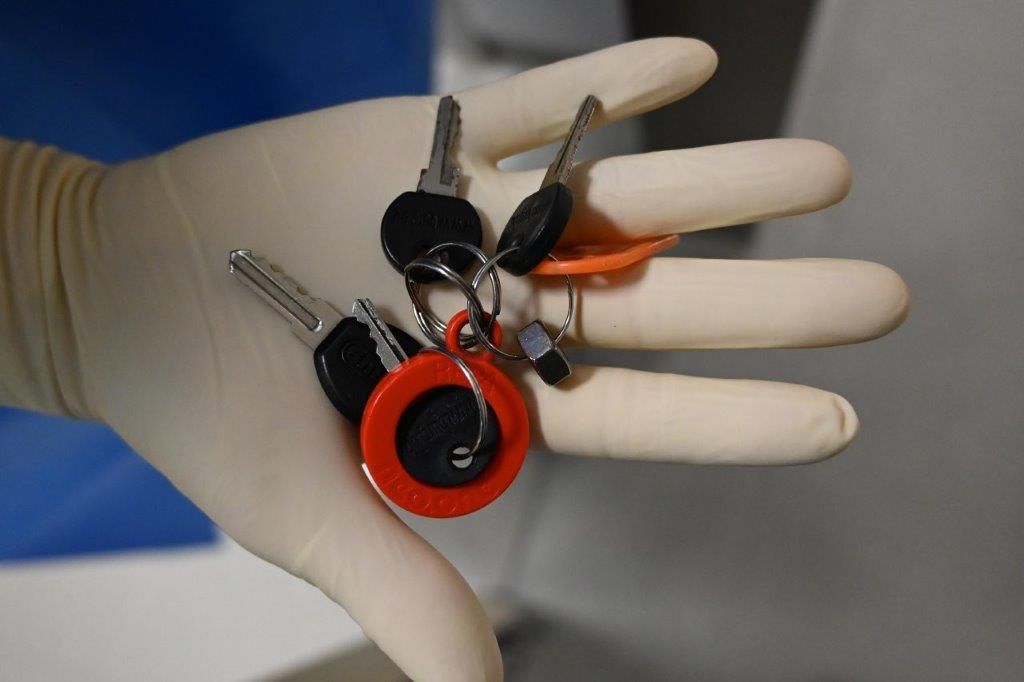 Diese Gegenstände werden dem Patienten zugeordnet. Wer kann damit etwas anfangen? Die Polizei ersucht um Mithilfe aus der Bevölkerung. 