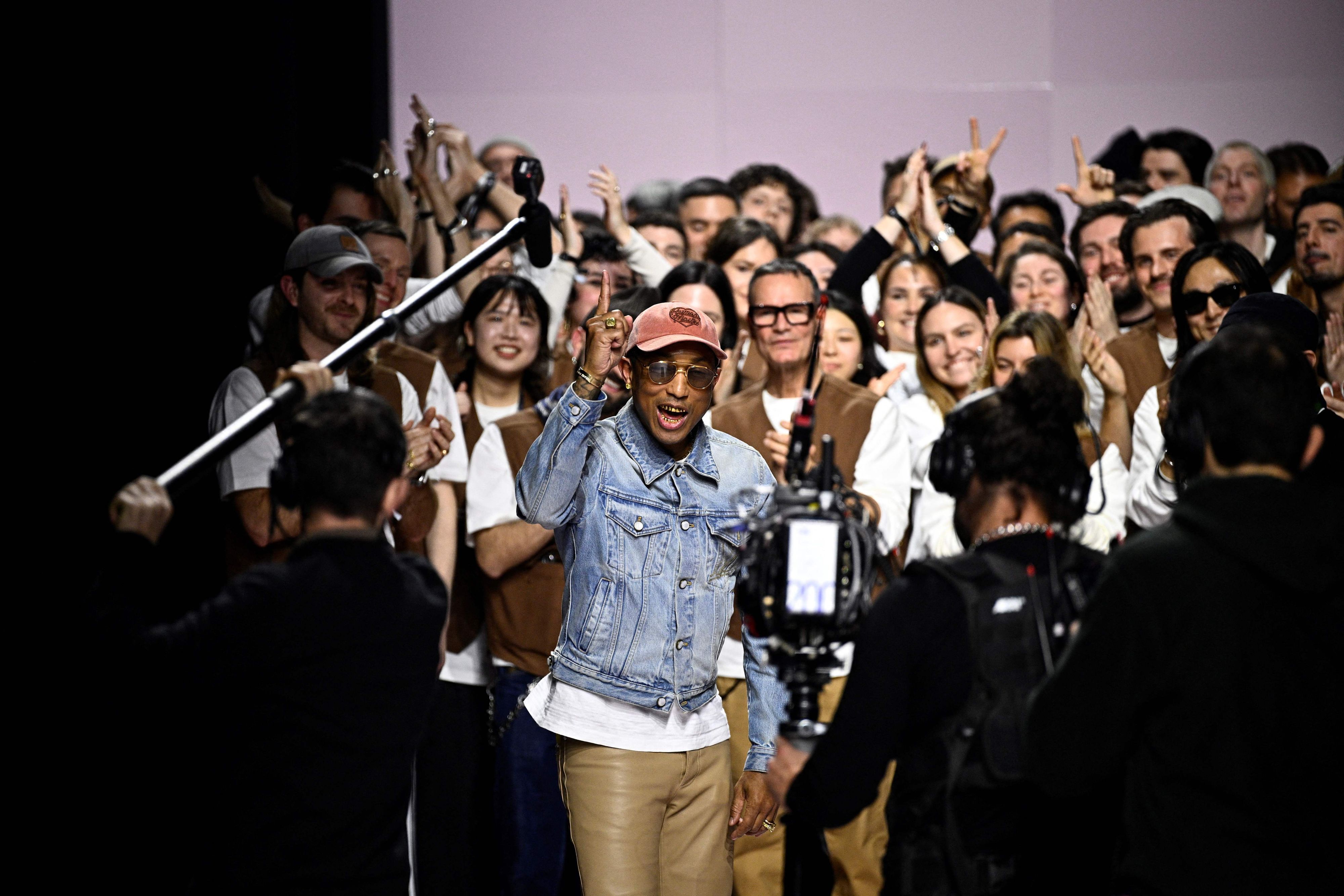 Fulminante Eröffnung der Paris Fashion Week 2025 durch Musiker und Modedesigner Pharrell