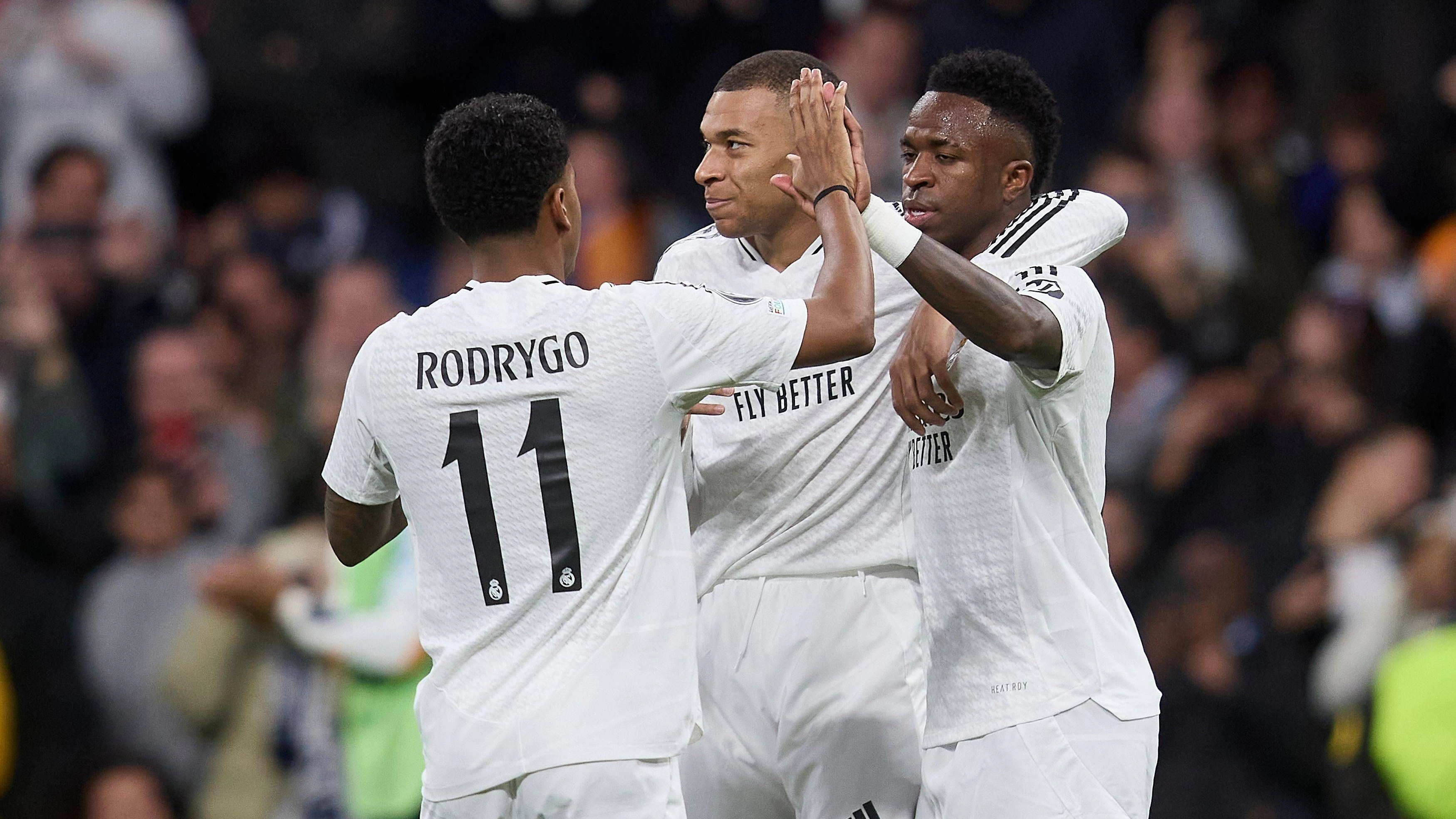 Real bejubelt den klaren Sieg gegen Red Bull Salzburg. 