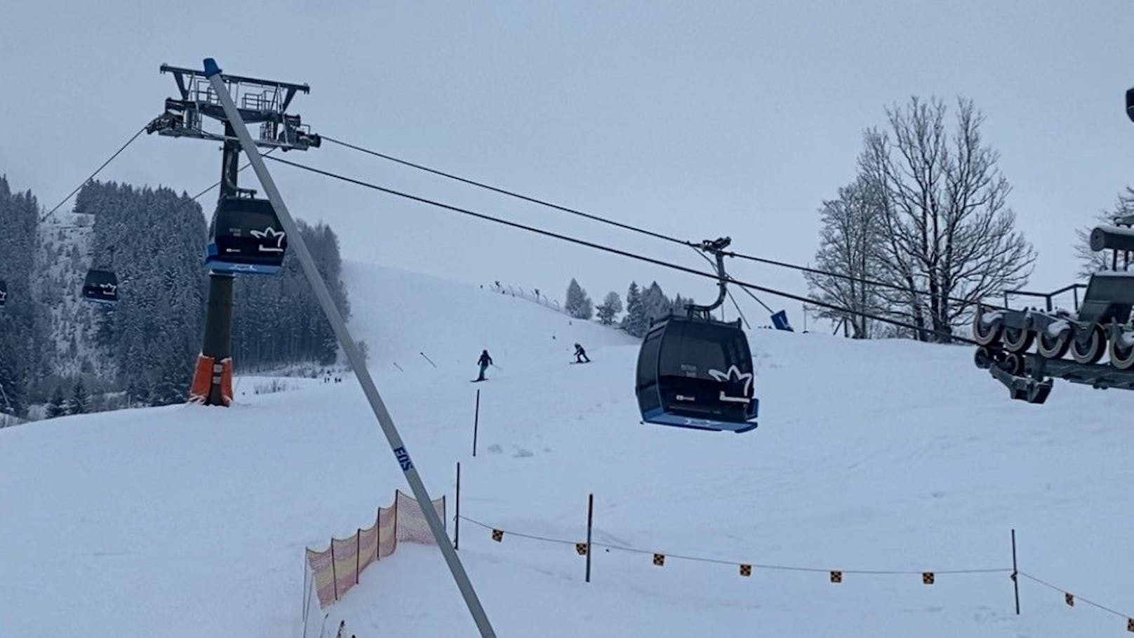 Der Hochkönig gehört zur großen Skiregion Ski amadé und bietet über 120 Kilometer Pisten, die für alle Könnerstufen geeignet sind. Von breiten Anfängerhängen bis zu anspruchsvollen Abfahrten für Profis ist alles dabei.