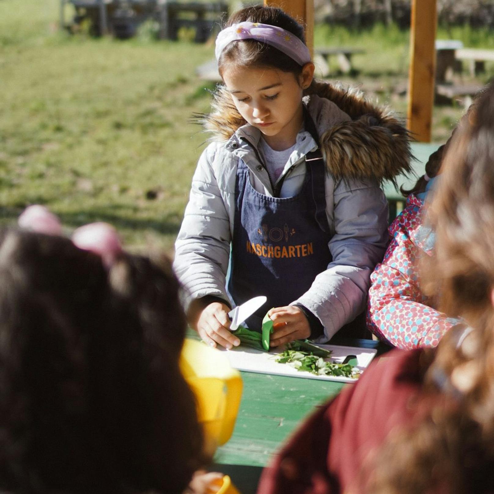 Im Verein Naschgarten ernsten und schneiden die Kinder das Geerntete auch schon mal selbst.