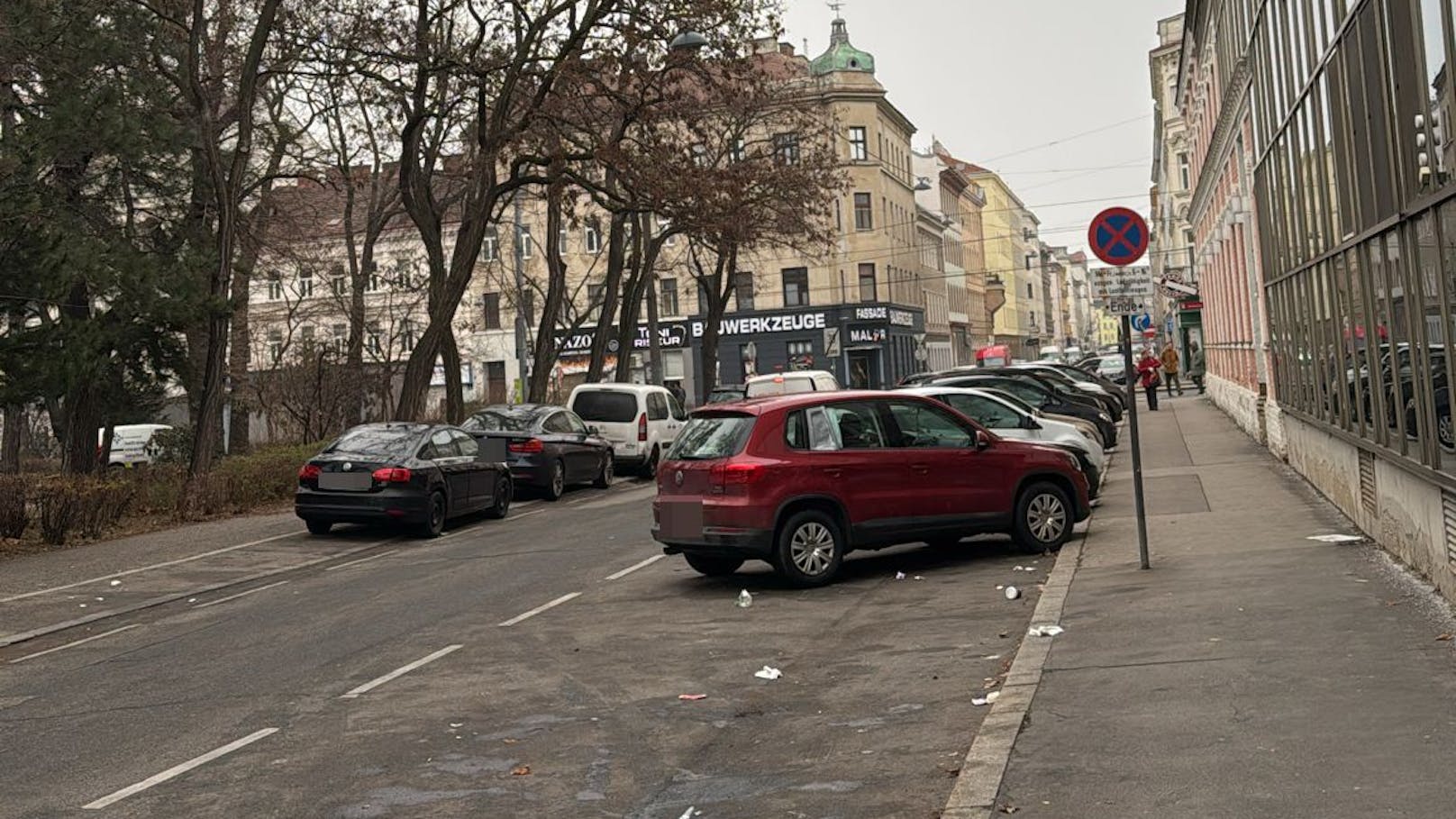 Mehrere Seitenscheiben wurden bereits zugeklebt.