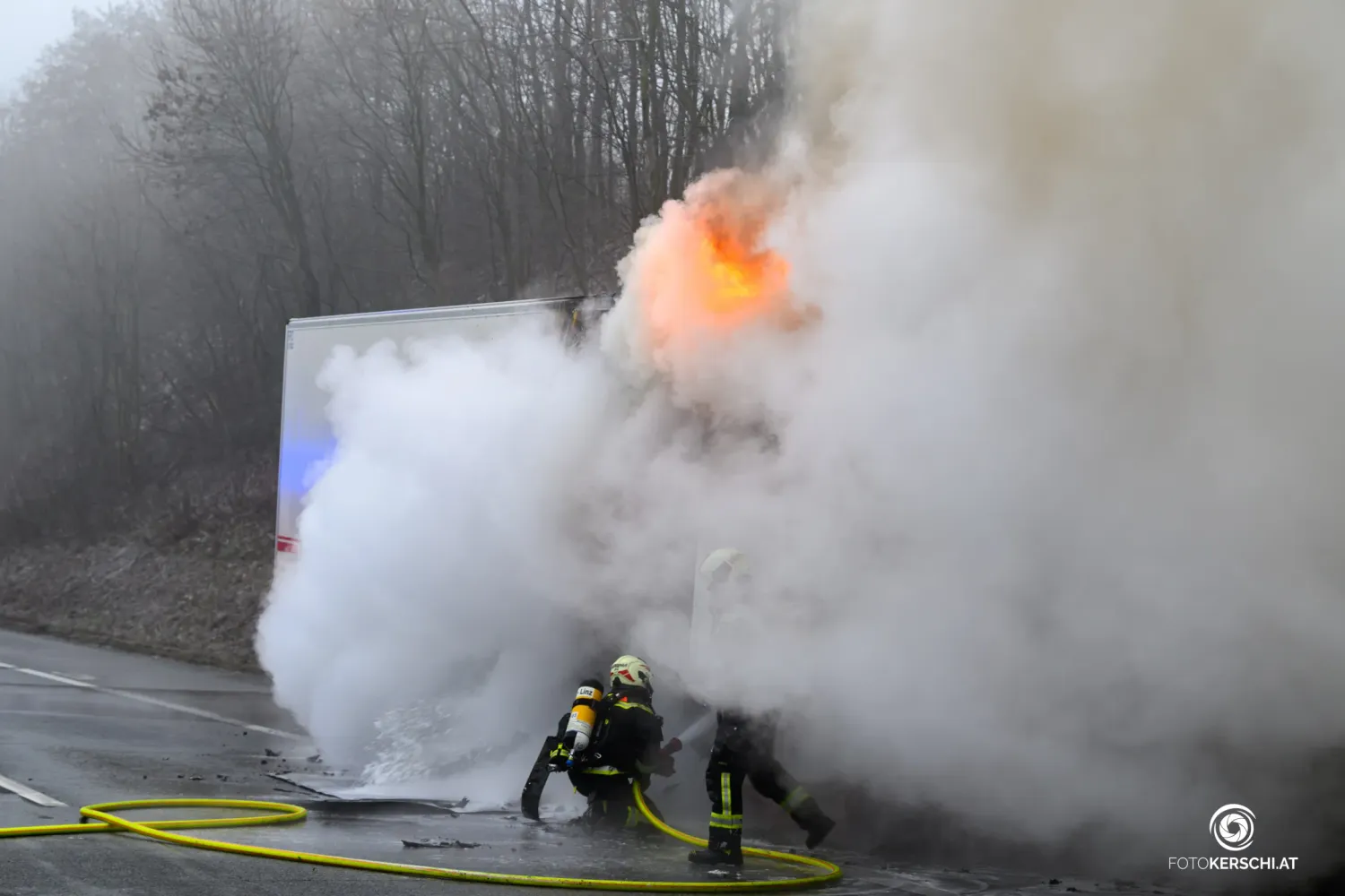 Die Rauchsäule über der Autobahn bei Linz war von Weitem zu sehen.