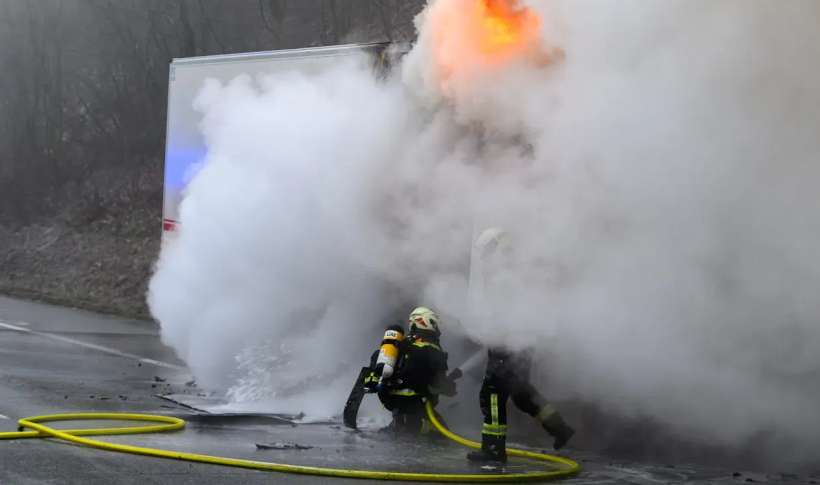 Lkw geht in Flammen auf – gewaltiger Stau auf der A1