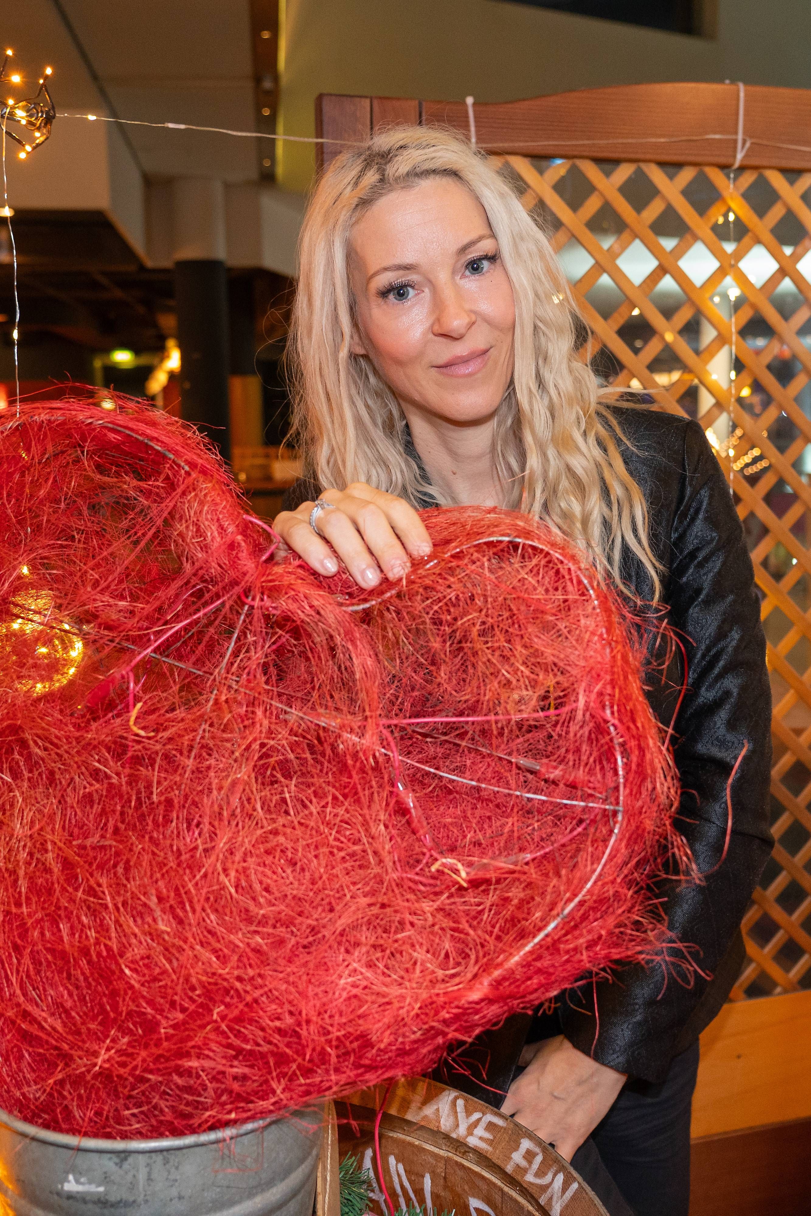 Simone Lugner glaubt daran, dass ihr verstorbener Ehemann Richard Lugner noch immer über sie wacht.