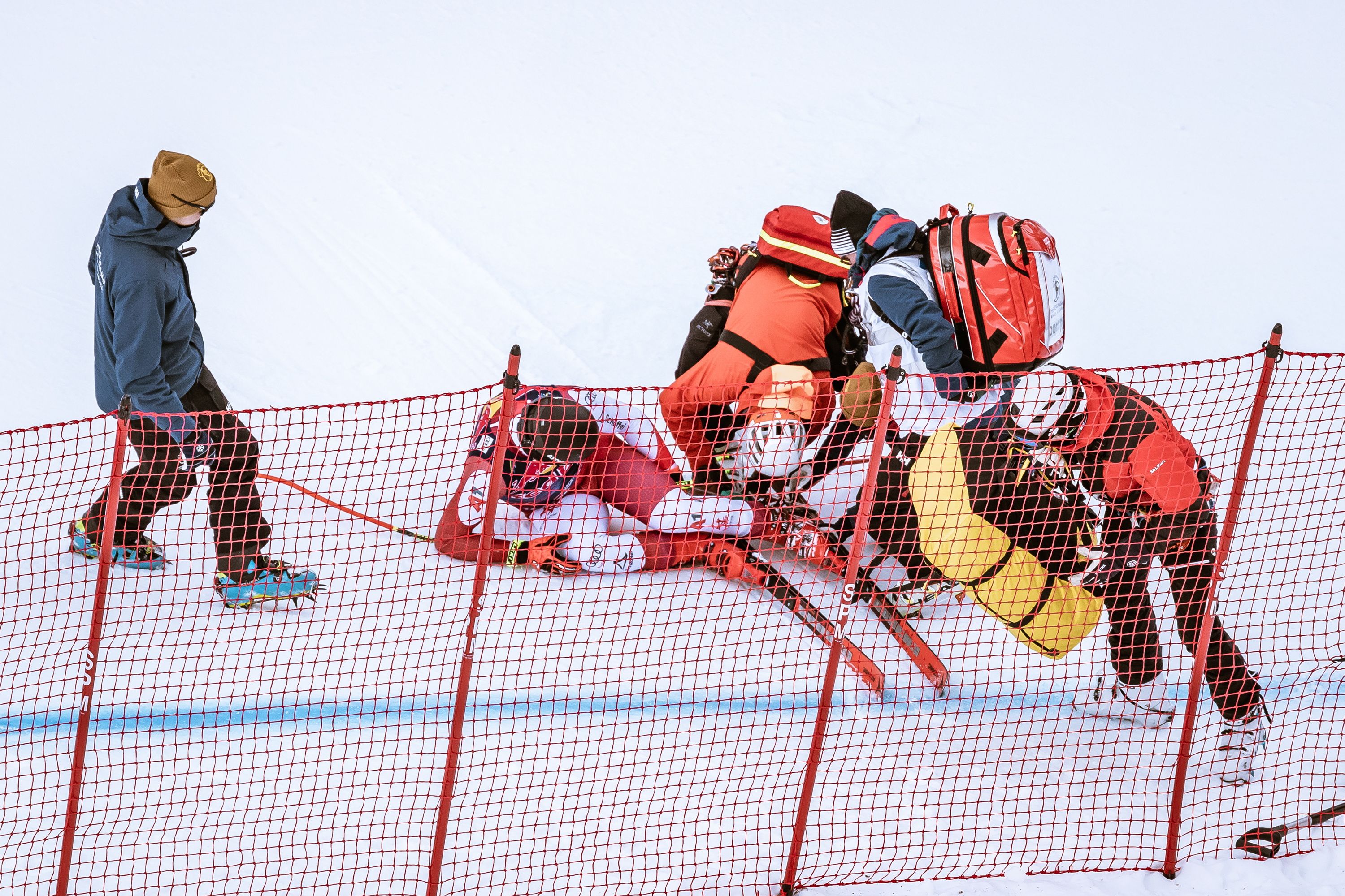 Felix Hacker schwang ab, legte sich mit Schmerzen in den Schnee.