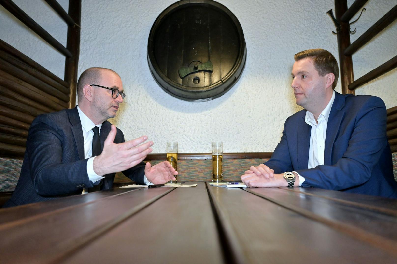 SPÖ-Kandidat Dietmar Prammer und Michael Raml von der FPÖ beim Linzer Heurigen. 