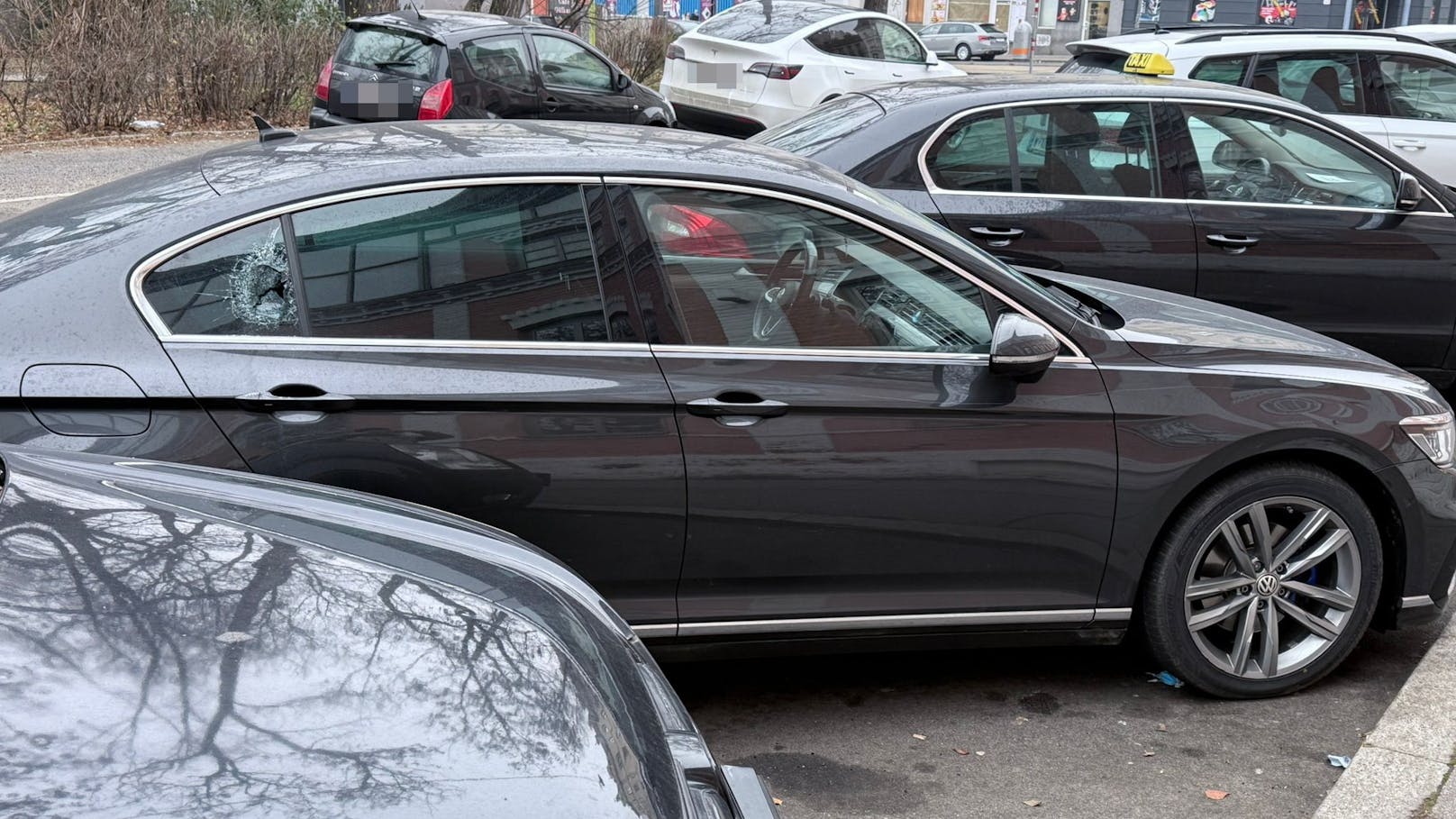 In der Siccardsburggasse, am Arthaberplatz und sogar in der Fernkorngasse wurden Mittwochvormittag kaputte Autos gesichtet.