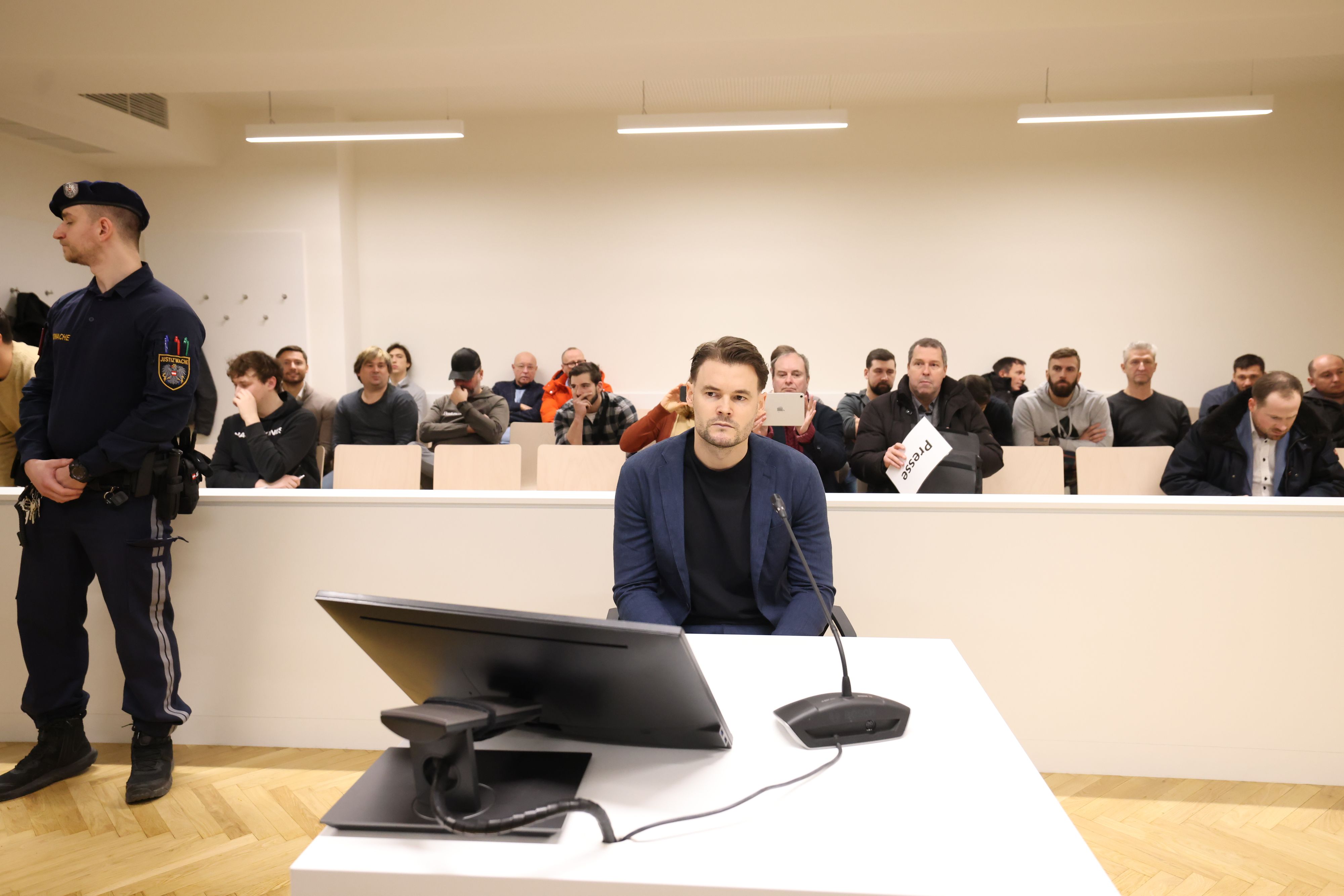 Ex-Rapid-Kicker Stefan Stangl (33) tauschte Strafraum gegen Strafbank.