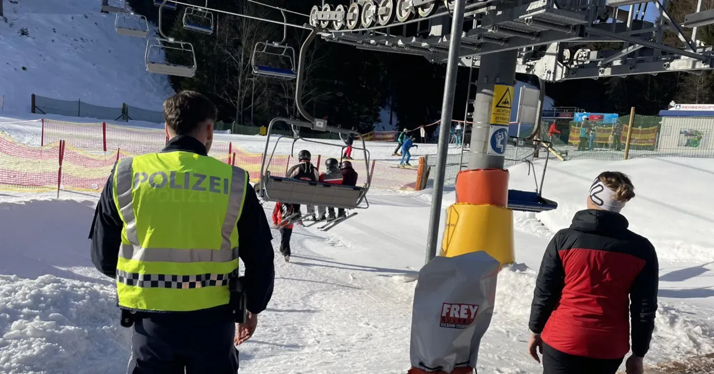 Zahlreiche Skifahrer mussten am Hochficht im Mühviertel im Lift ausharren.