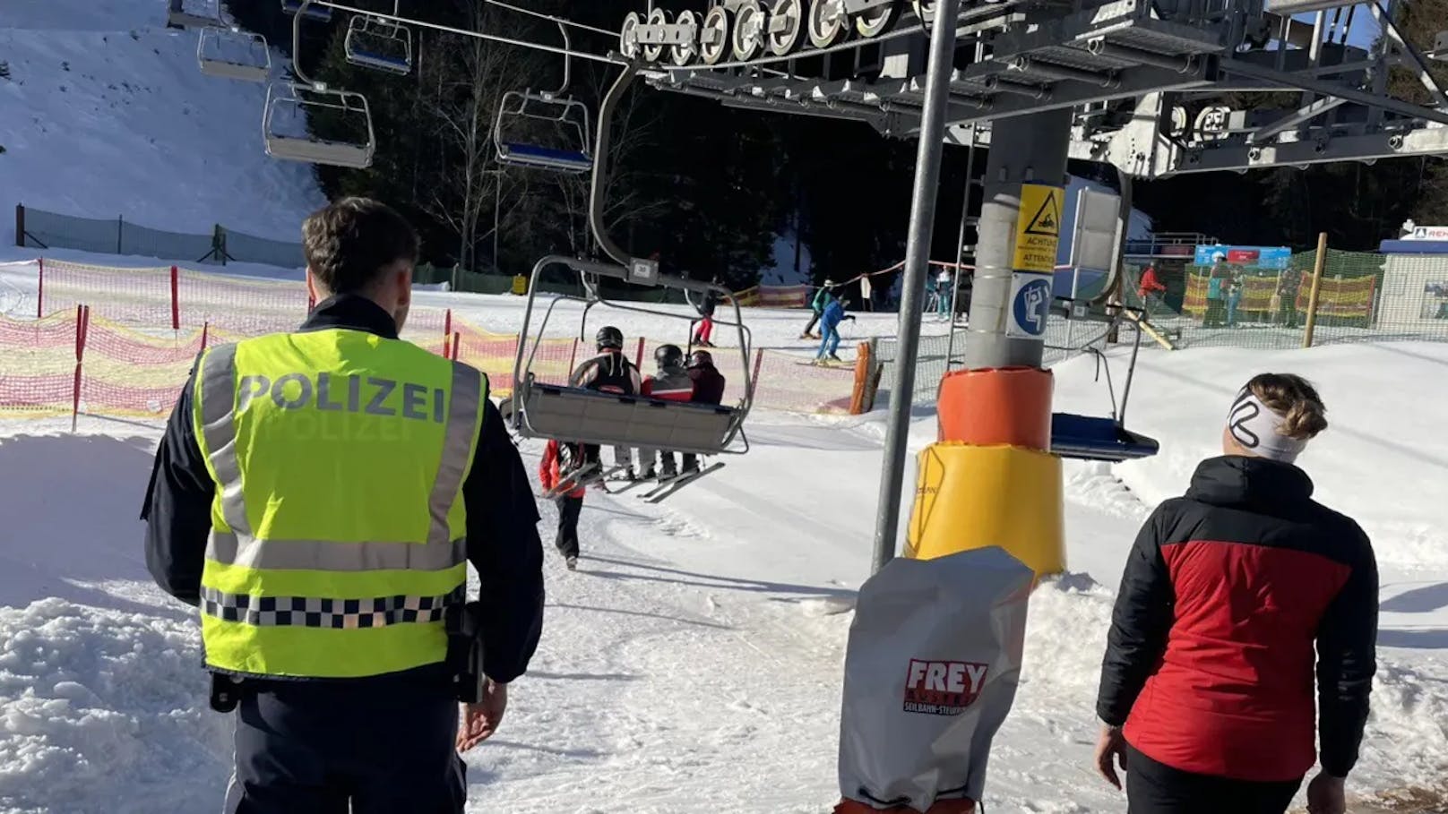 Sessellift mit 150 Skifahrern bleibt plötzlich stecken