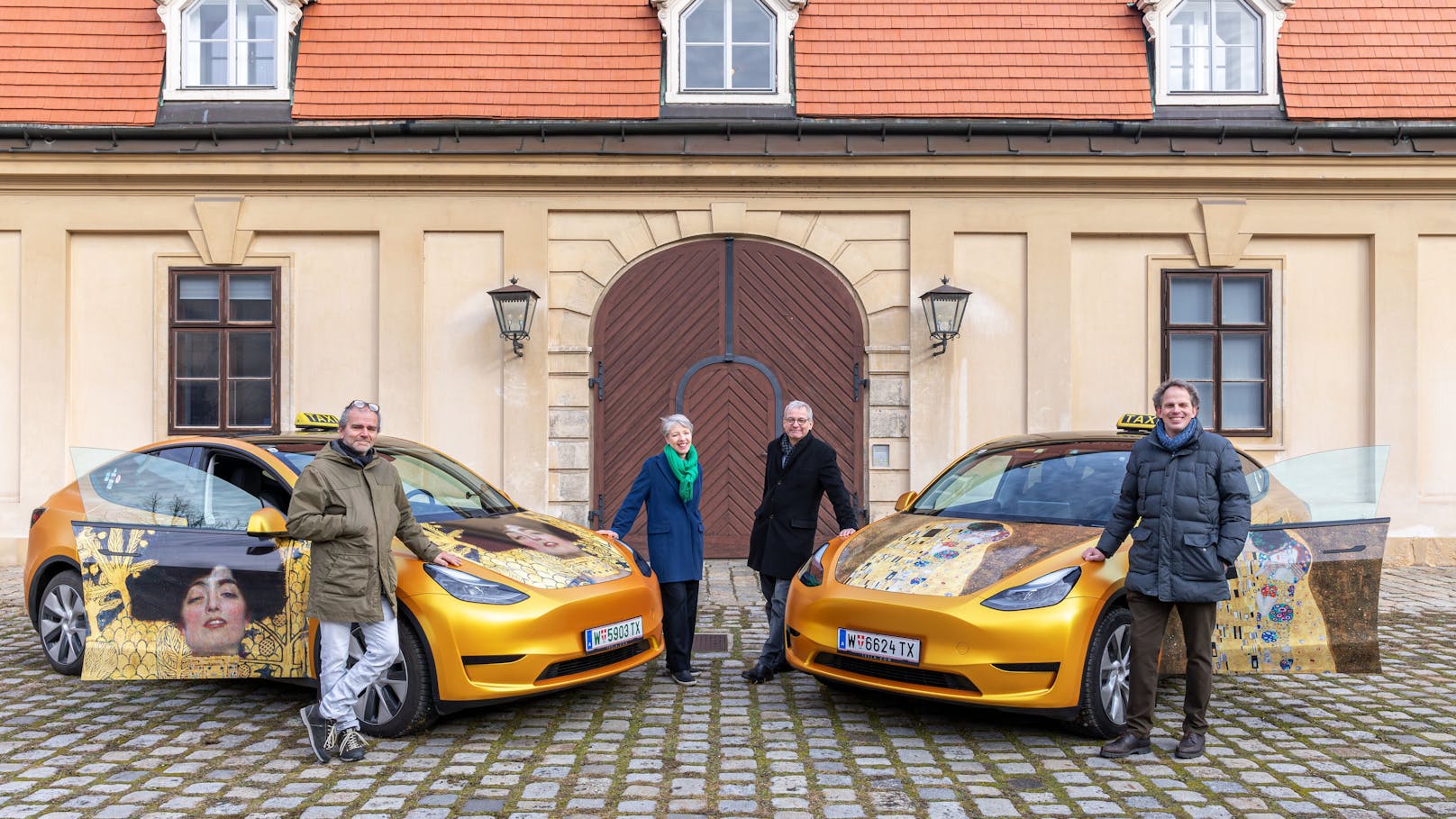 Generaldirektorin Stella Rollig und Wolfgang Bergmann, Geschäftsführer des Belvedere (Mitte) gemeinsam mit Nikolaus Norman, Unternehmensinhaber von Taxi 31300 (links im Bild), und Prokurist Martin Waldbauer.