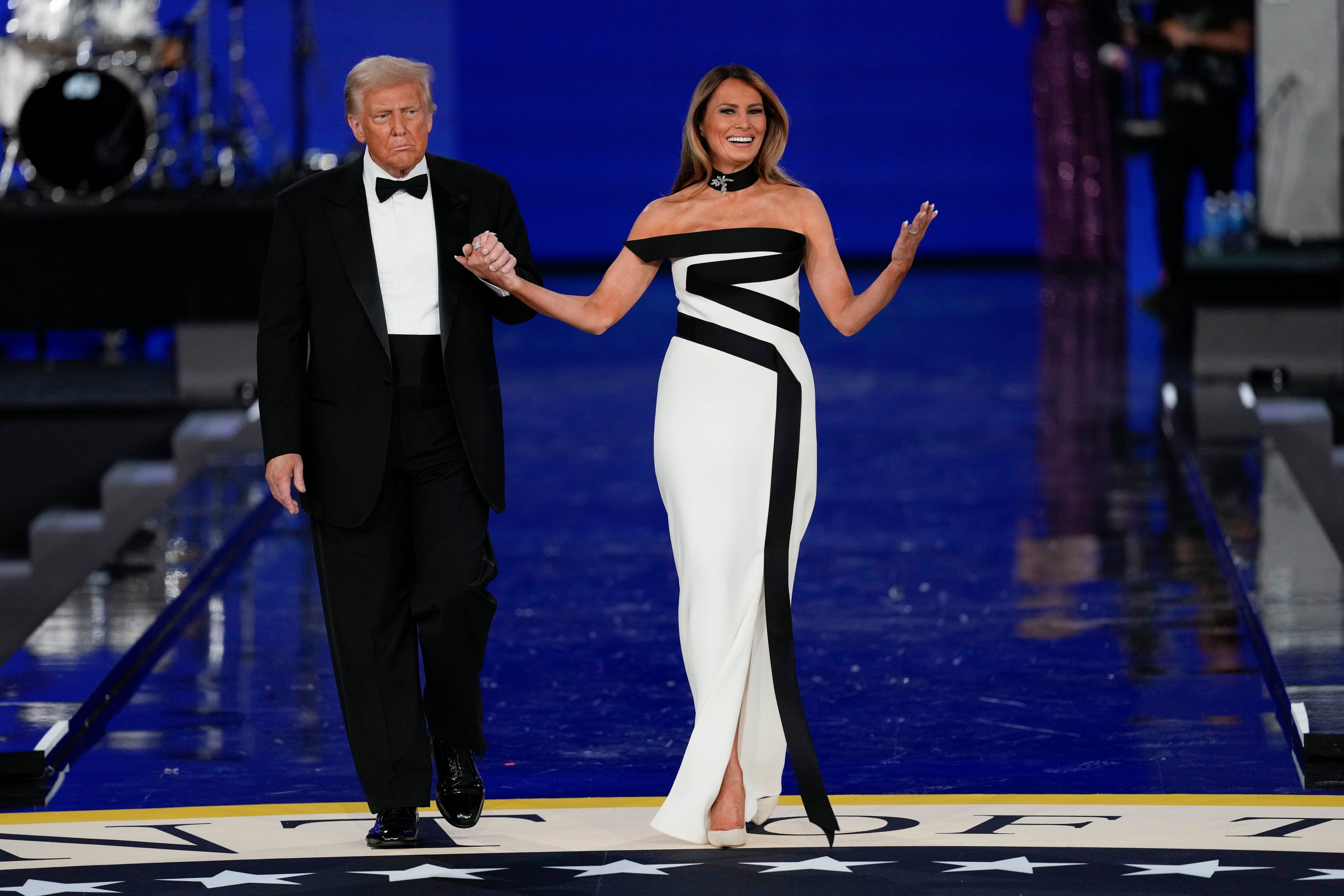 Melania Trump trug ein Kleid des französisch-amerikanischen Designers DeHervé Pierre