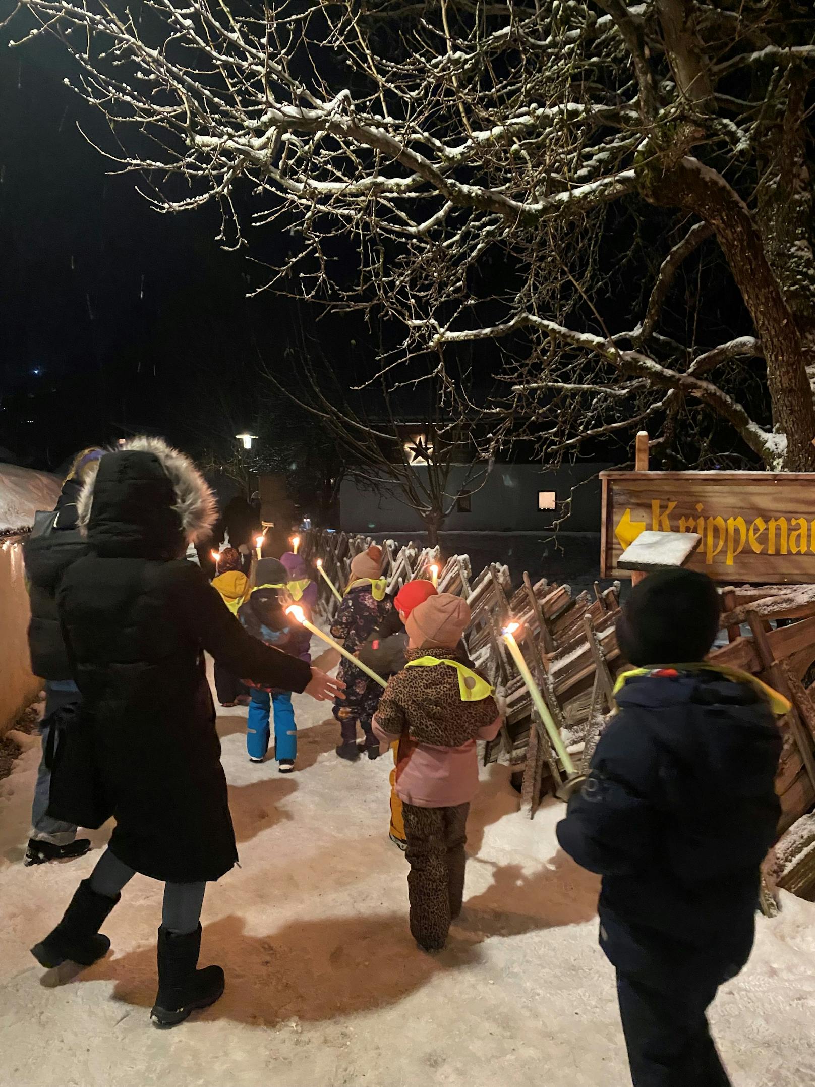 Von der Fackelwanderung bis zum Lebkuchenhaus bauen werden die lieben Kleinen betreut und können anschließend wieder abgeholt werden.