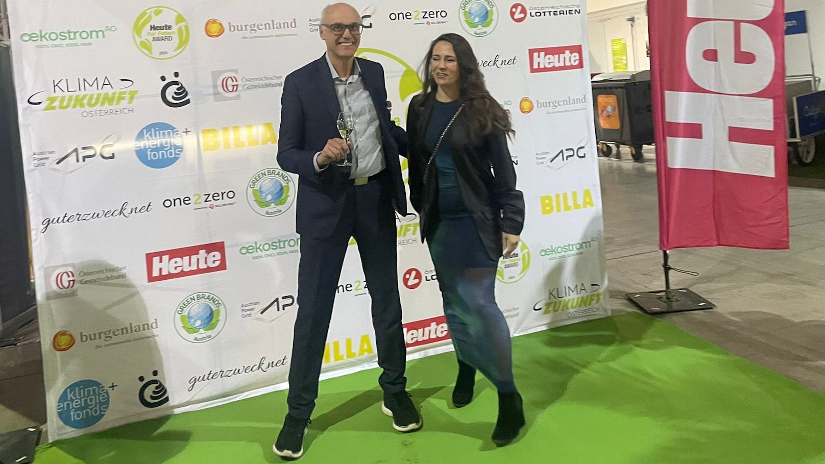 Peter Deleeuw, Leiter AirportCity Development Flughafen Wien-Schwechat, und Katja Maria Huber, Inhaberin der newPlanetCompany.