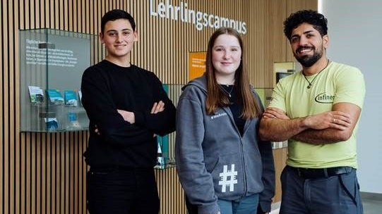 Infineon Austria Lehrlinge der Doppellehre Elektro- und Metalltechnik – Narek Avetisyan, Marie Müller und Serbest Isberg.