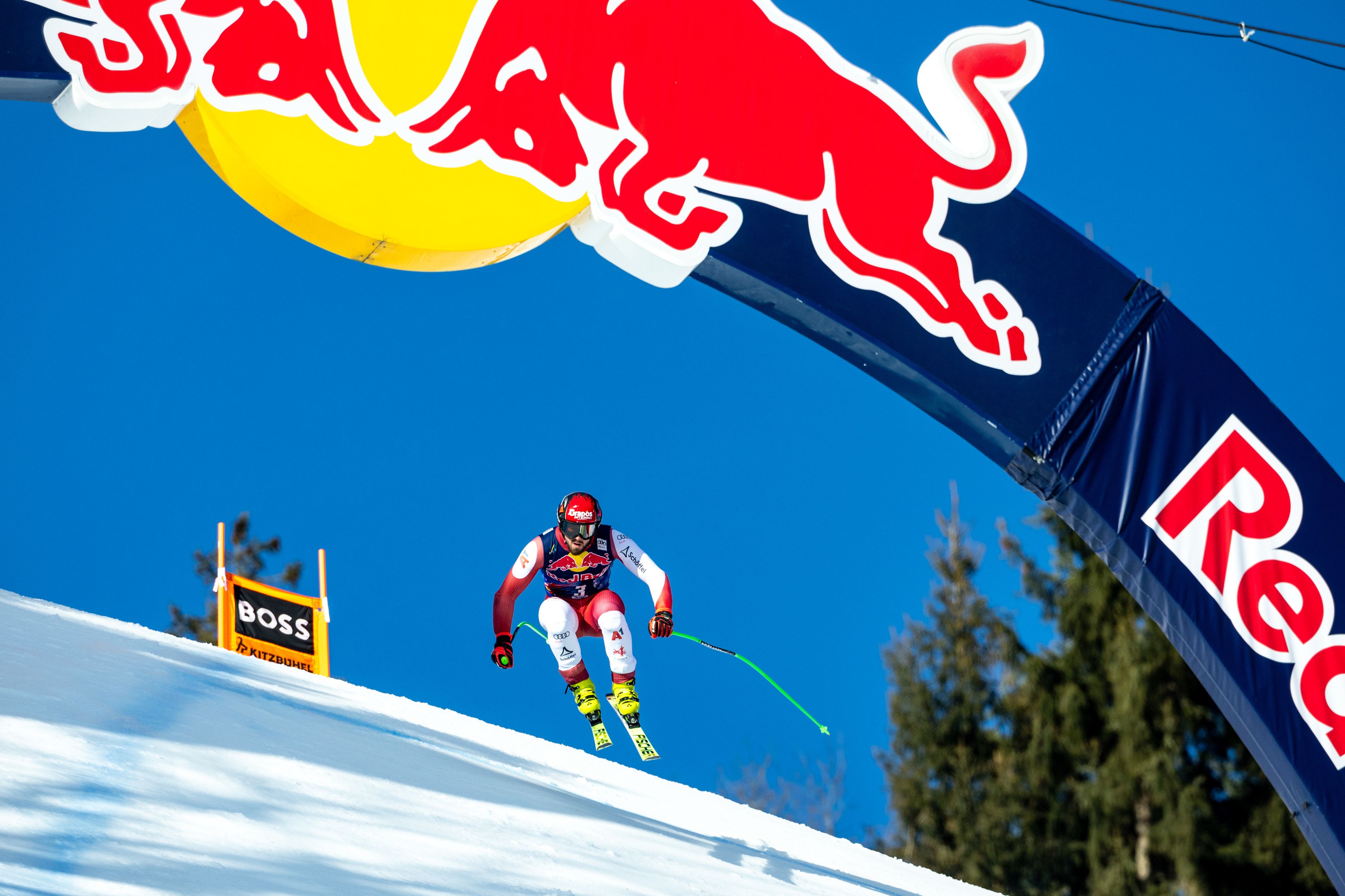 Daniel Hemetsberger beim Sprung über die Hausbergkante.