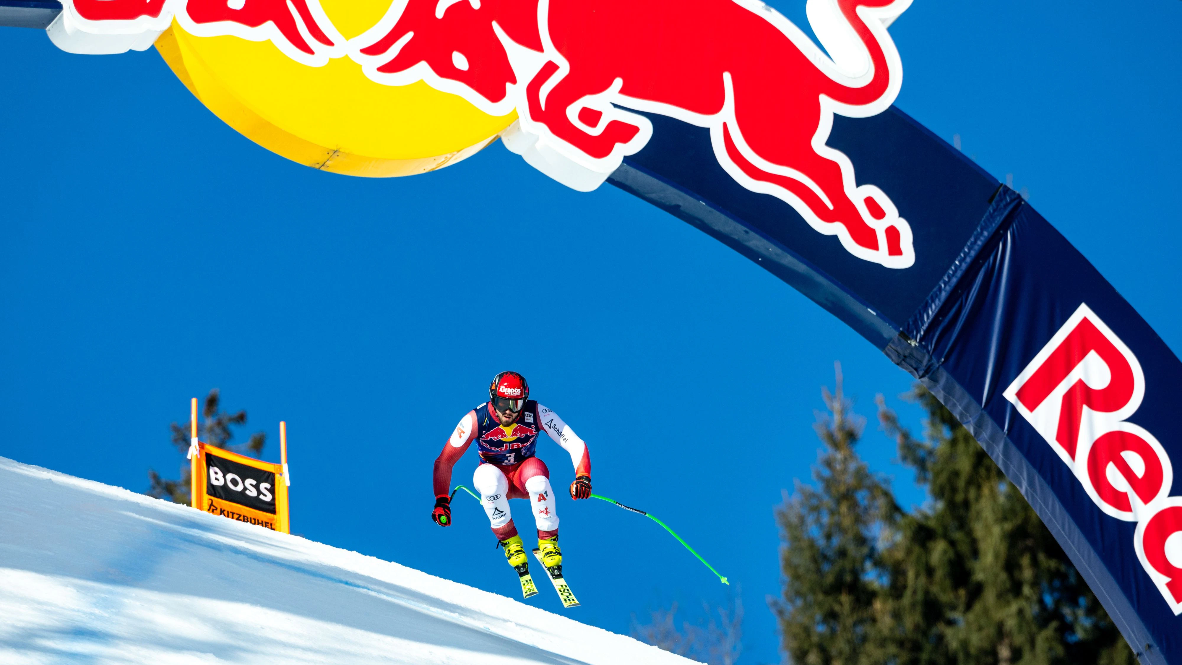 Daniel Hemetsberger beim Sprung über die Hausbergkante.