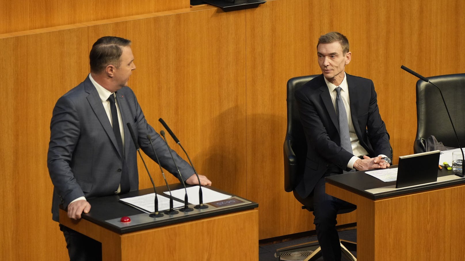 Darüber hinaus schoss er gegen die blau-schwarzen Sparpläne.