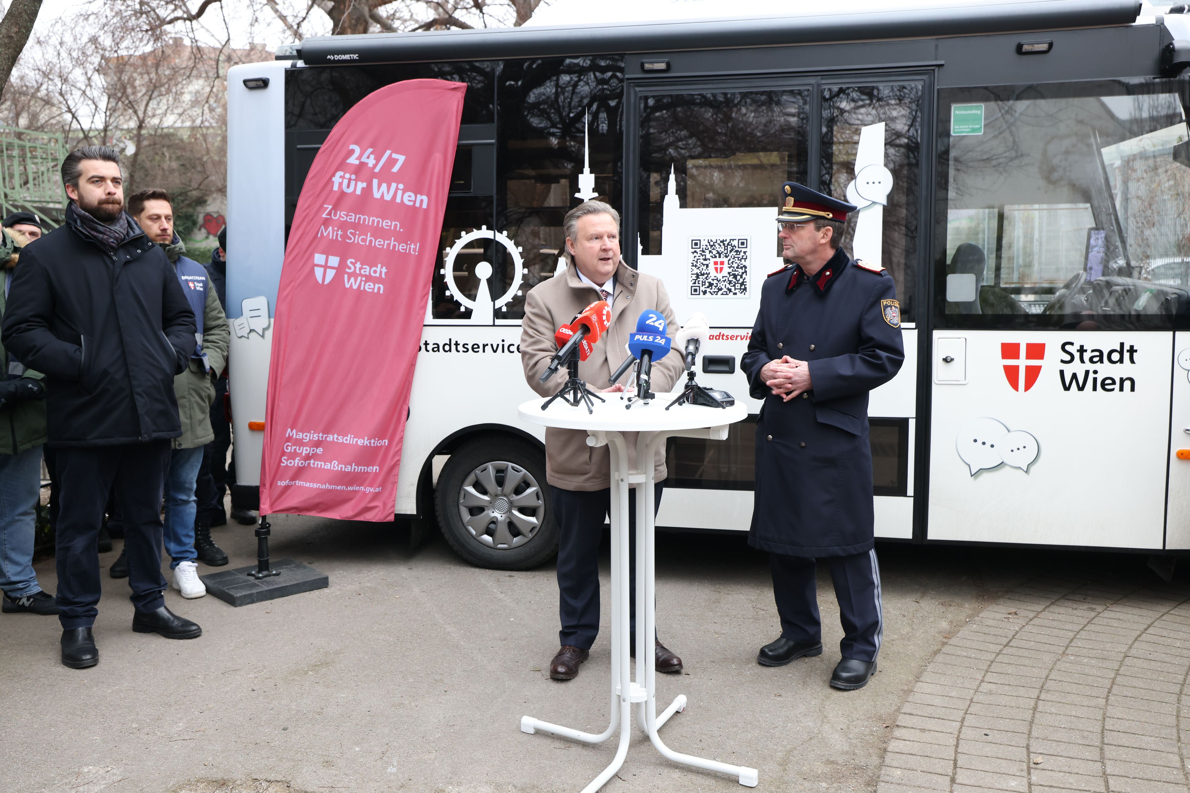 Bürgermeister Michael Ludwig (SP) und Polizeipräsident Gerhard Pürstl kündigen Alkholverbot in Wien-Floridsdorf an.