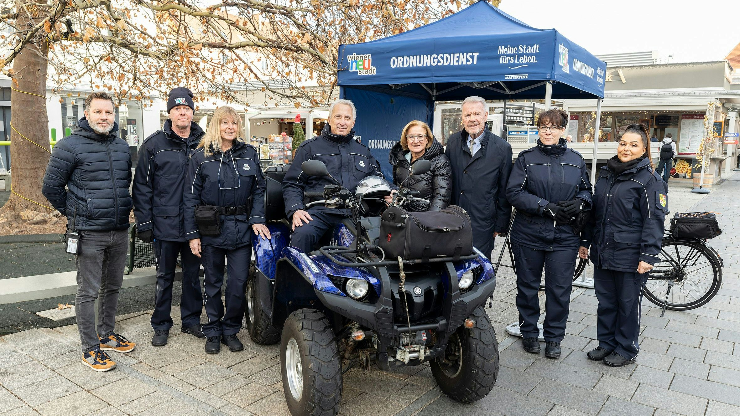 Bürgermeister Klaus Schneeberger (3.v.r., im Bild mit Landeshauptfrau Johanna Mikl-Leitner und Gemeindemitarbeiter) begrüßt die Novelle.