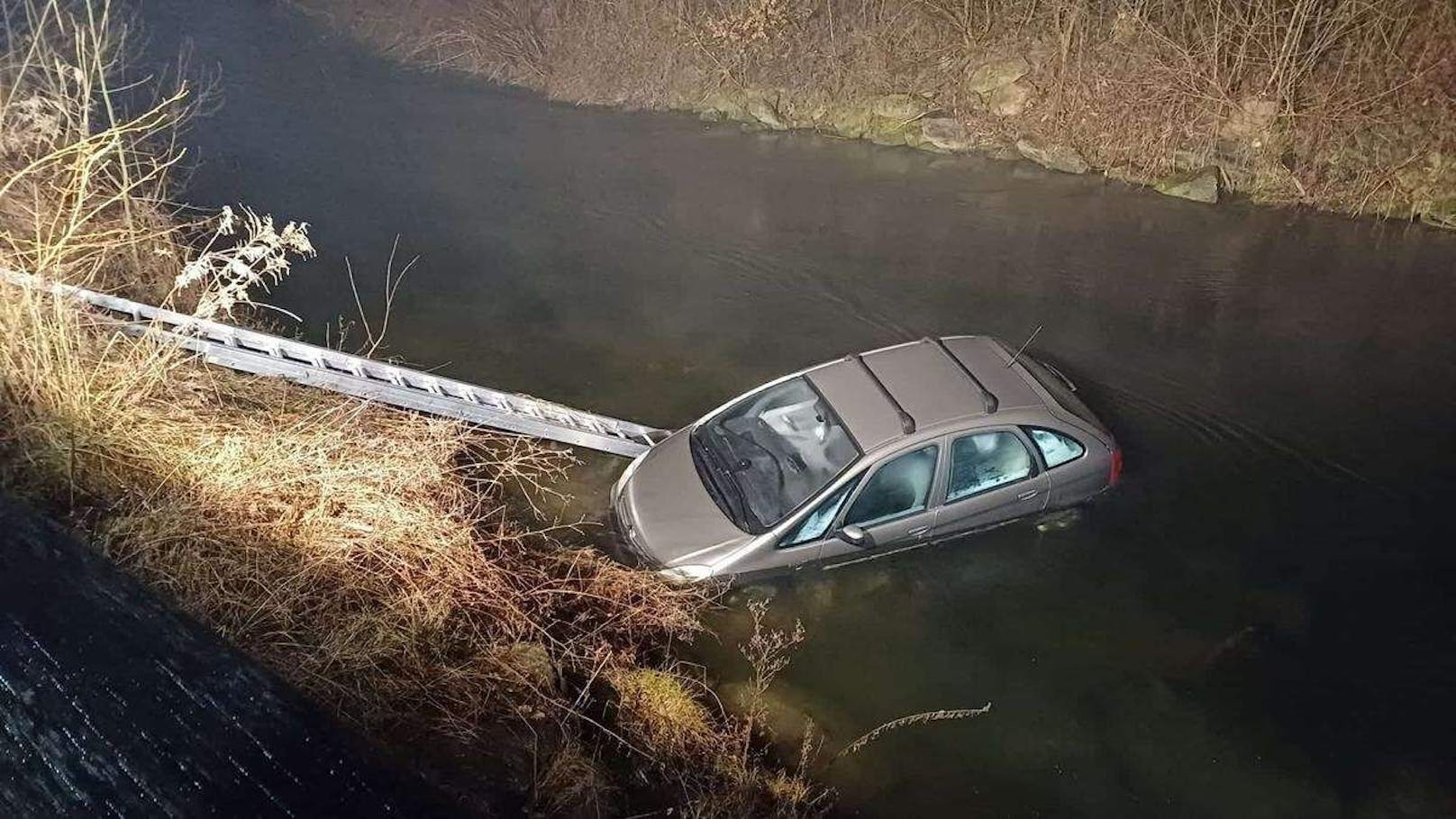 Feuerwehr rettete Autofahrer aus Mühlkanal