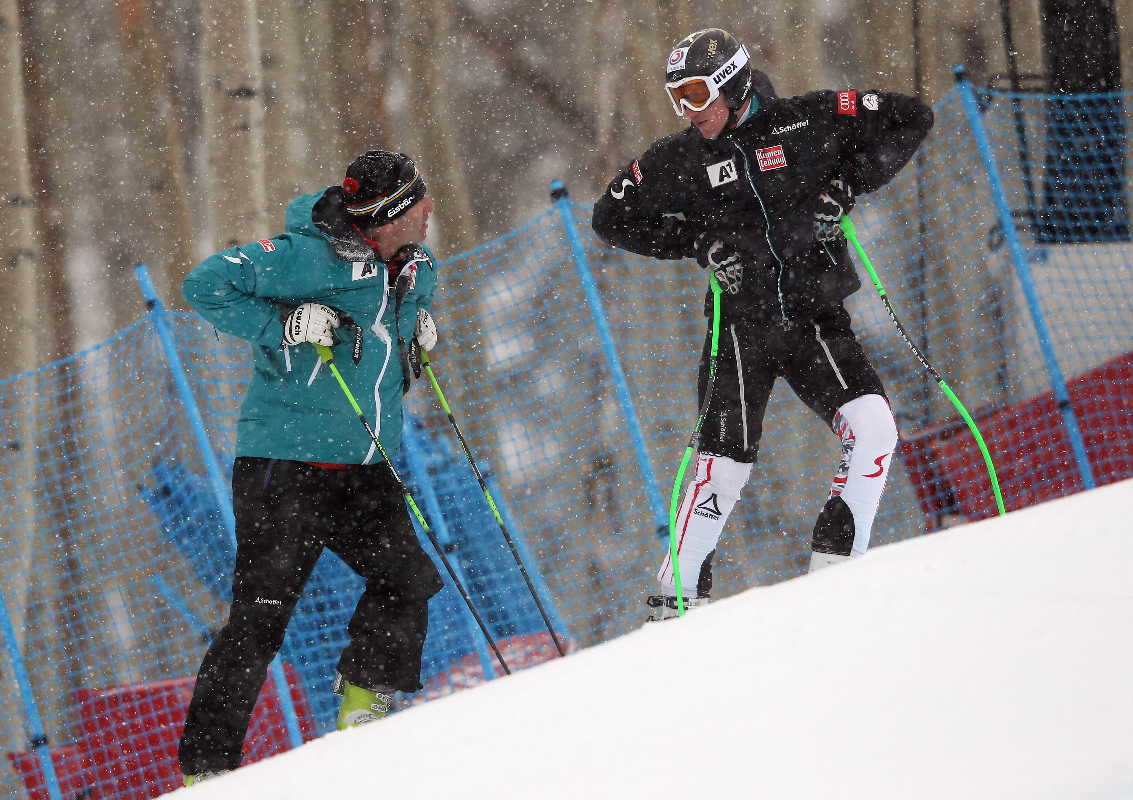 Hannes Reichelt und Toni Giger 2011 beim Gespräch auf der Piste.