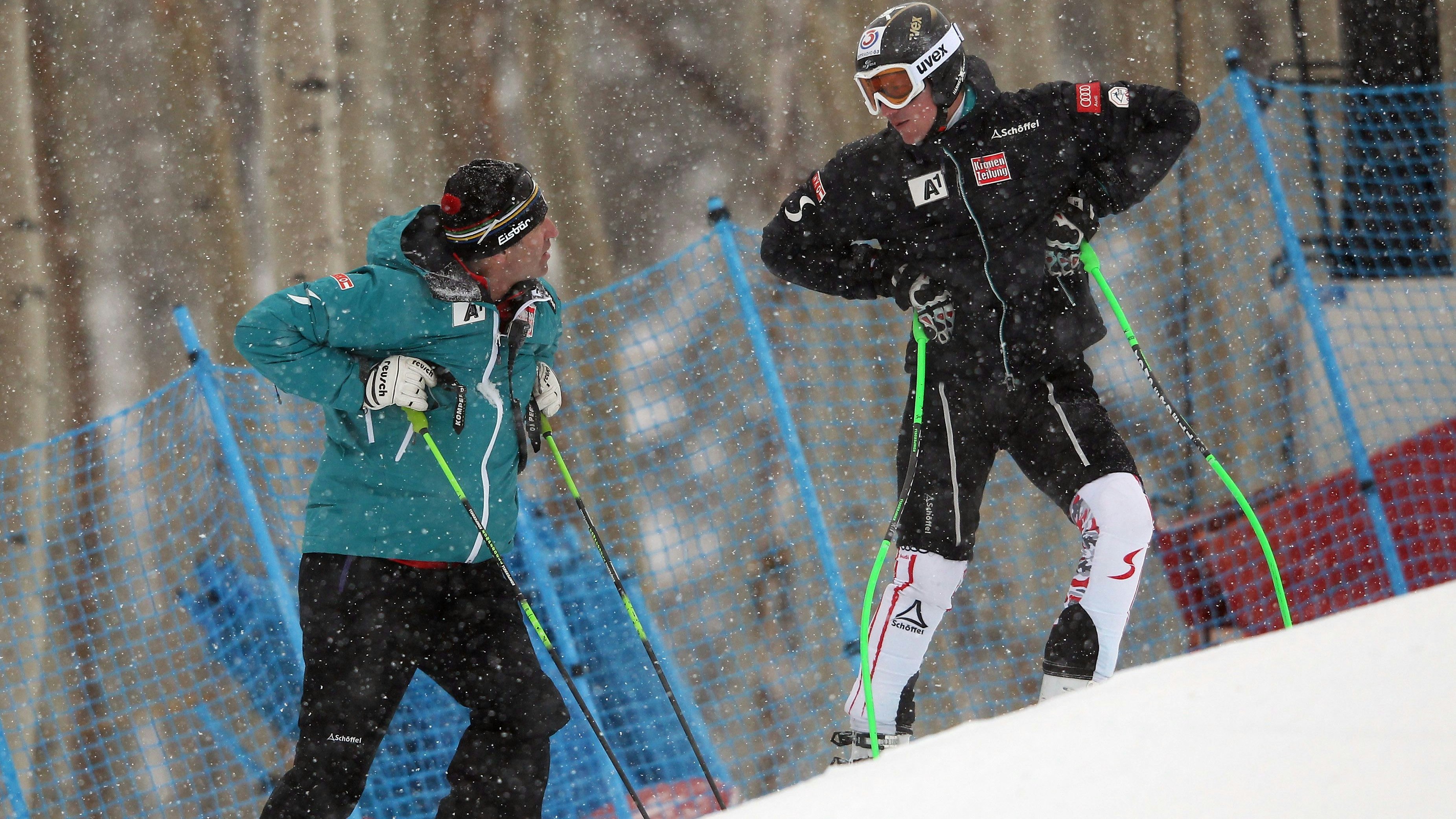 Hannes Reichelt und Toni Giger 2011 beim Gespräch auf der Piste.