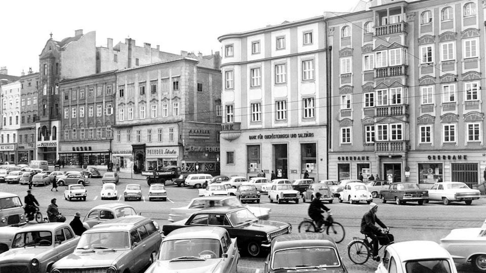 Der Linzer Hauptplatz mit parkenden Autos im Jahr 1970.