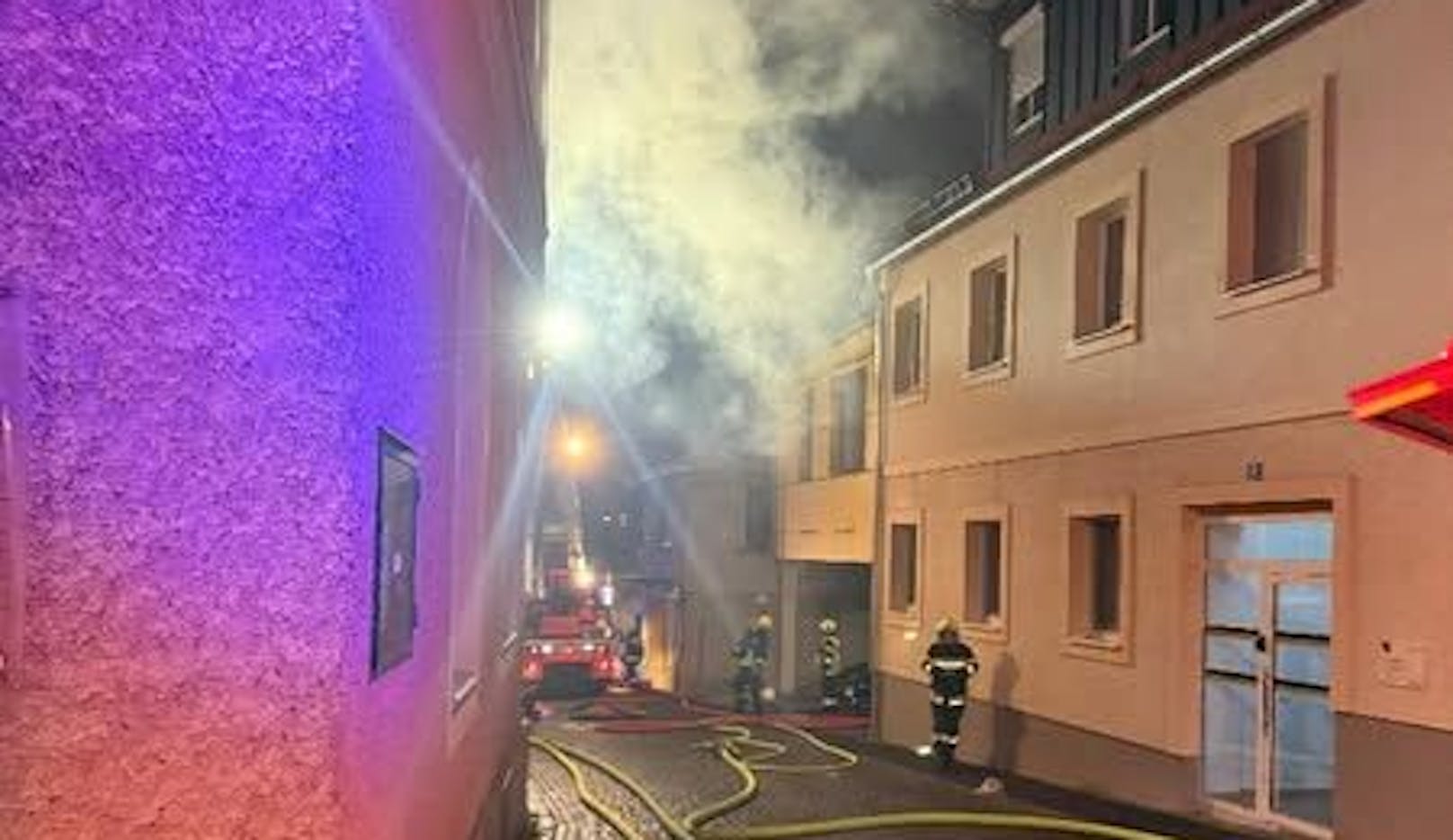 Wohnung stand in Vollbrand – einige Bewohner im Spital