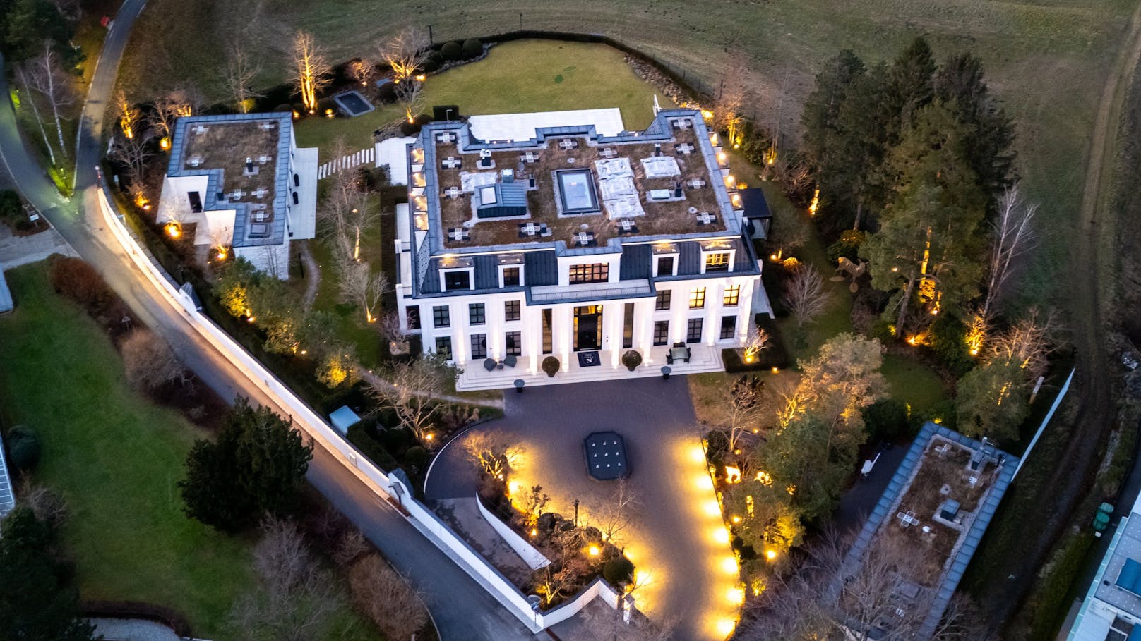 Außenansicht zur blauen Stunde der von Signa-Gründer Rene Benko privat genutzten Villa N in Innsbruck.